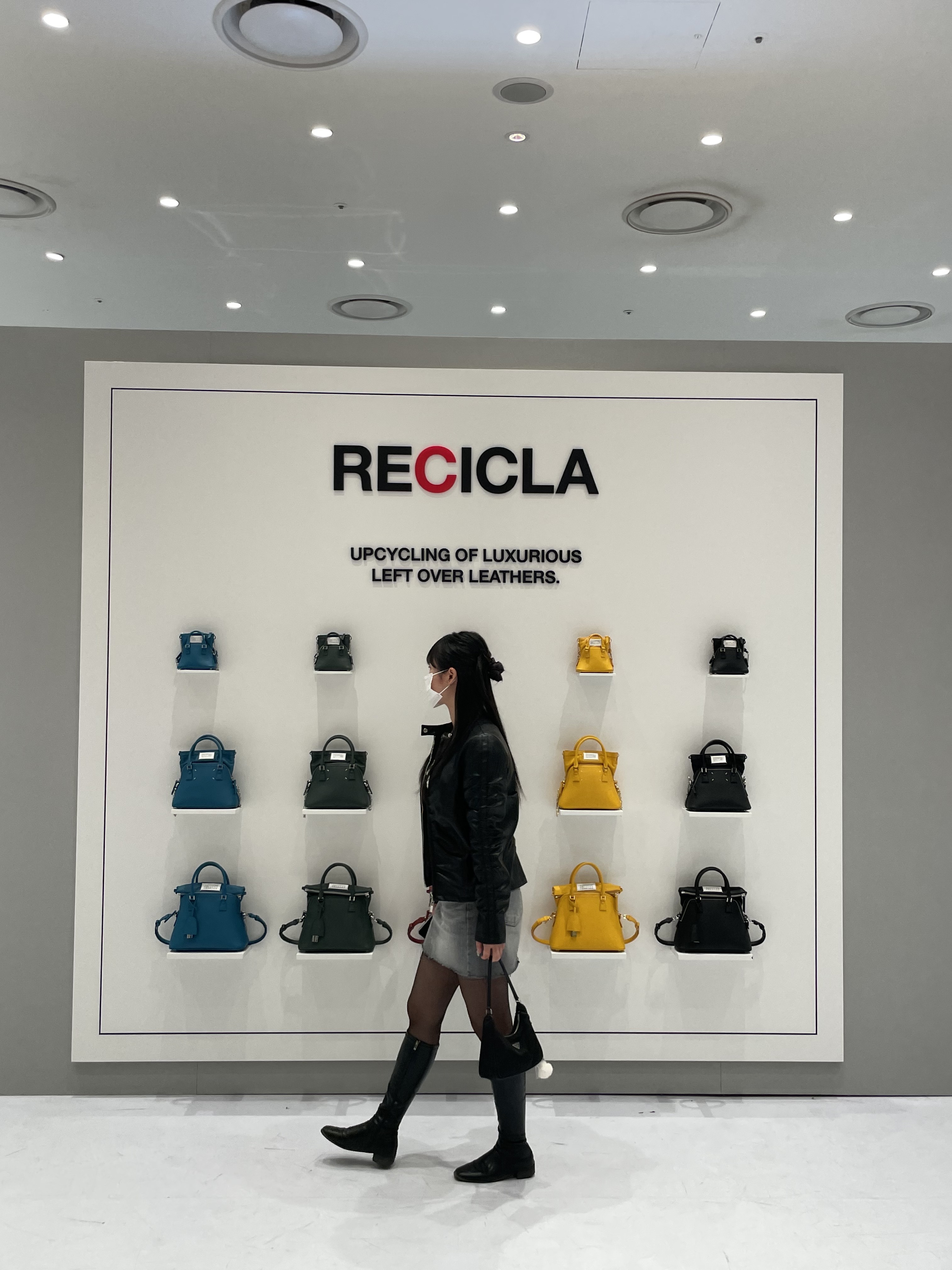 Prada Re-Edition 2000 Re-Nylon Mini Shoulder Bag Black 착용 스타일 - 2