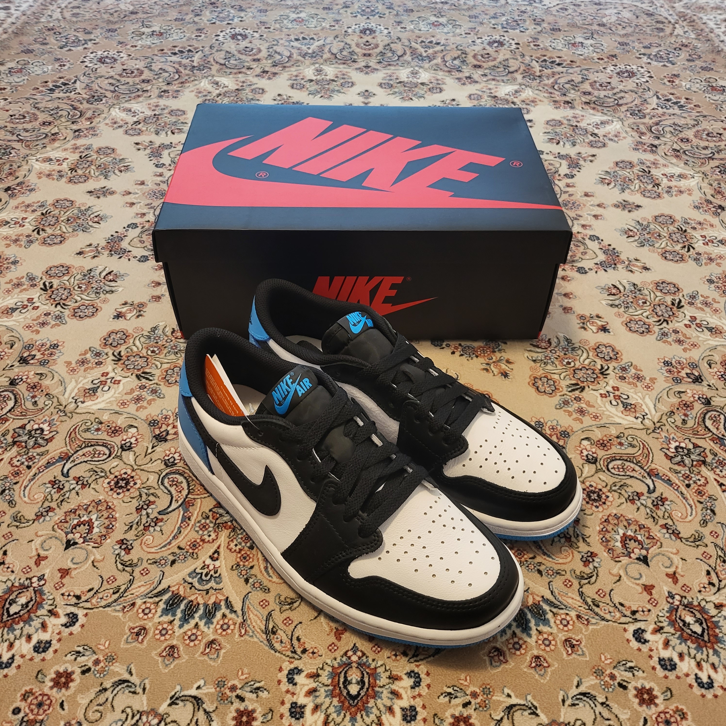 Jordan 1 Retro Low OG Black and Dark Powder Blue 착용 스타일