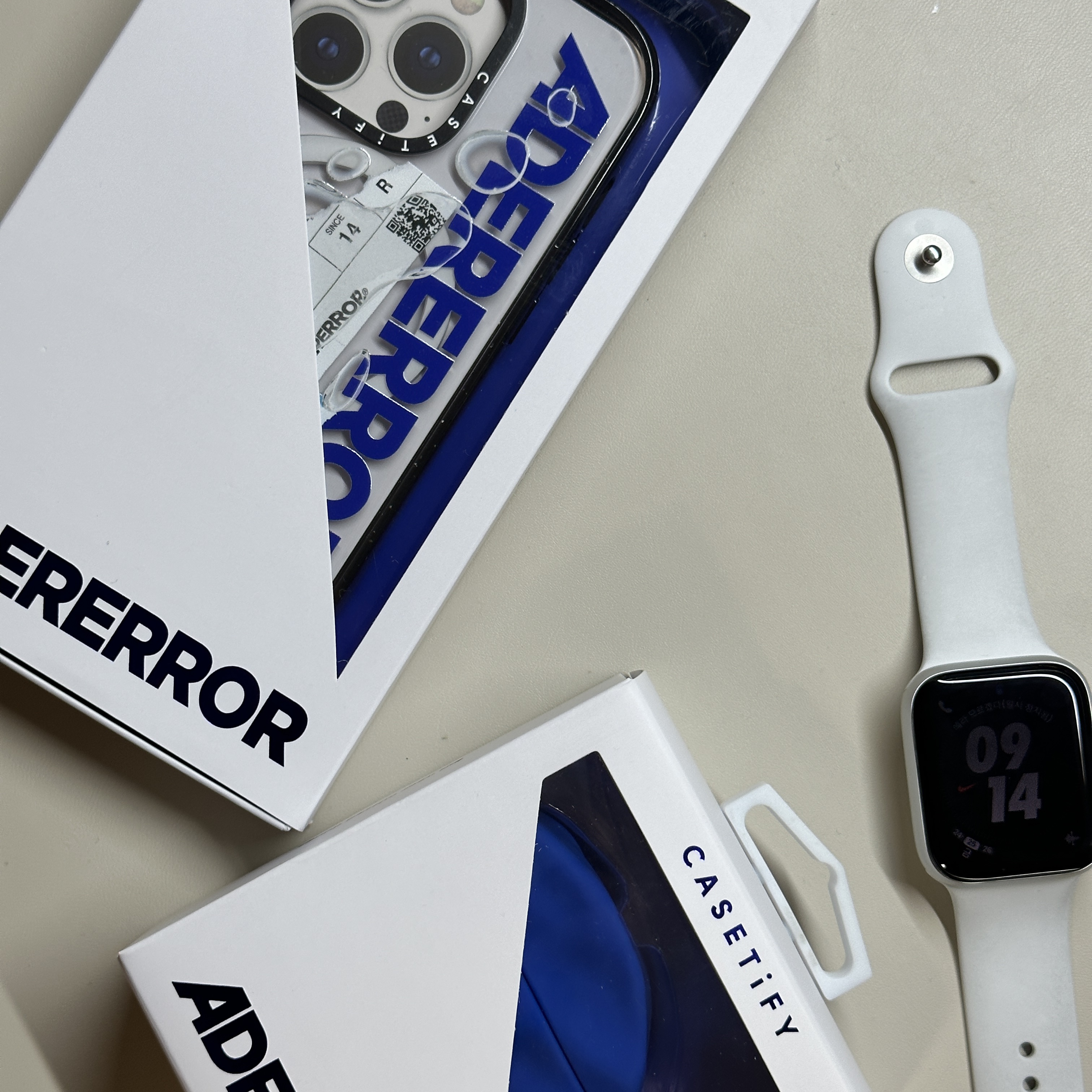 Casetify x Ader Error iPhone Sticker Magsafe Case Clear, Casetify x Ader Error Wavy Collectable AirPods Pro 1st/2nd gen Case Blue 착용 스타일