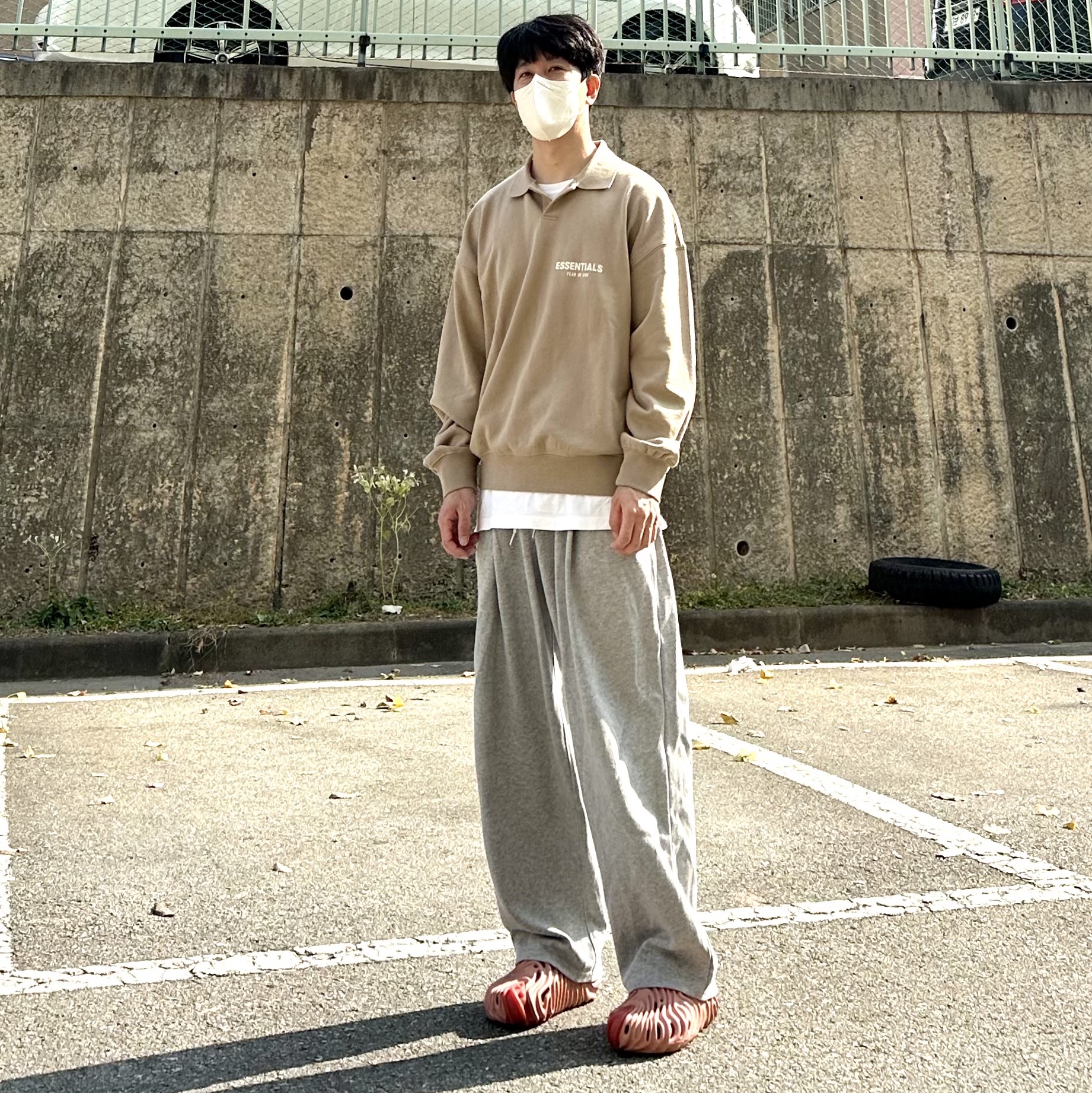 Essentials Long Sleeve Polo Oak - 22SS, Crocs x Salehe Bembury Pollex Clog Kuwata 착용 스타일 - 1