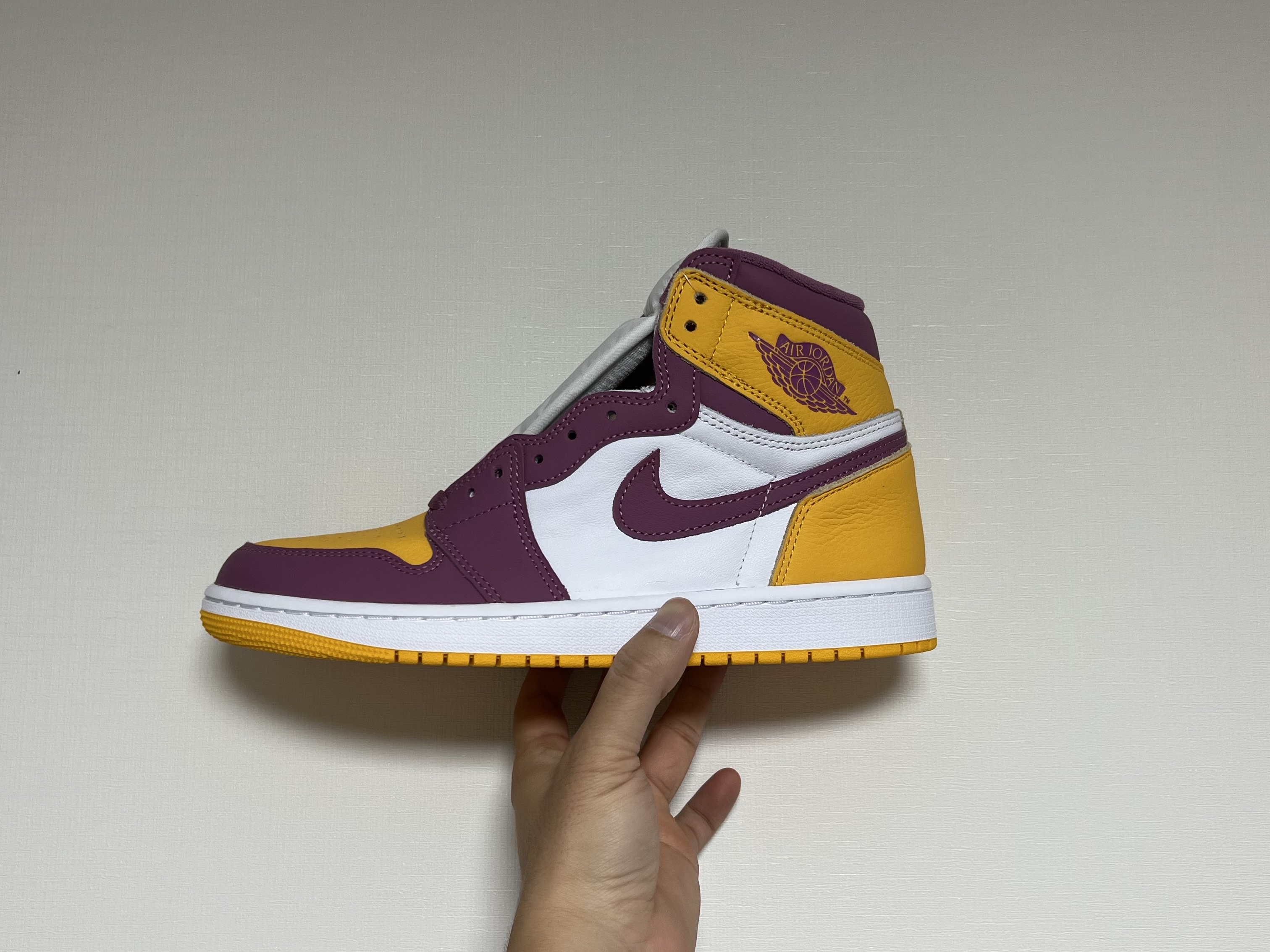 Jordan 1 Retro High OG University Gold Light Bordeaux 착용 스타일