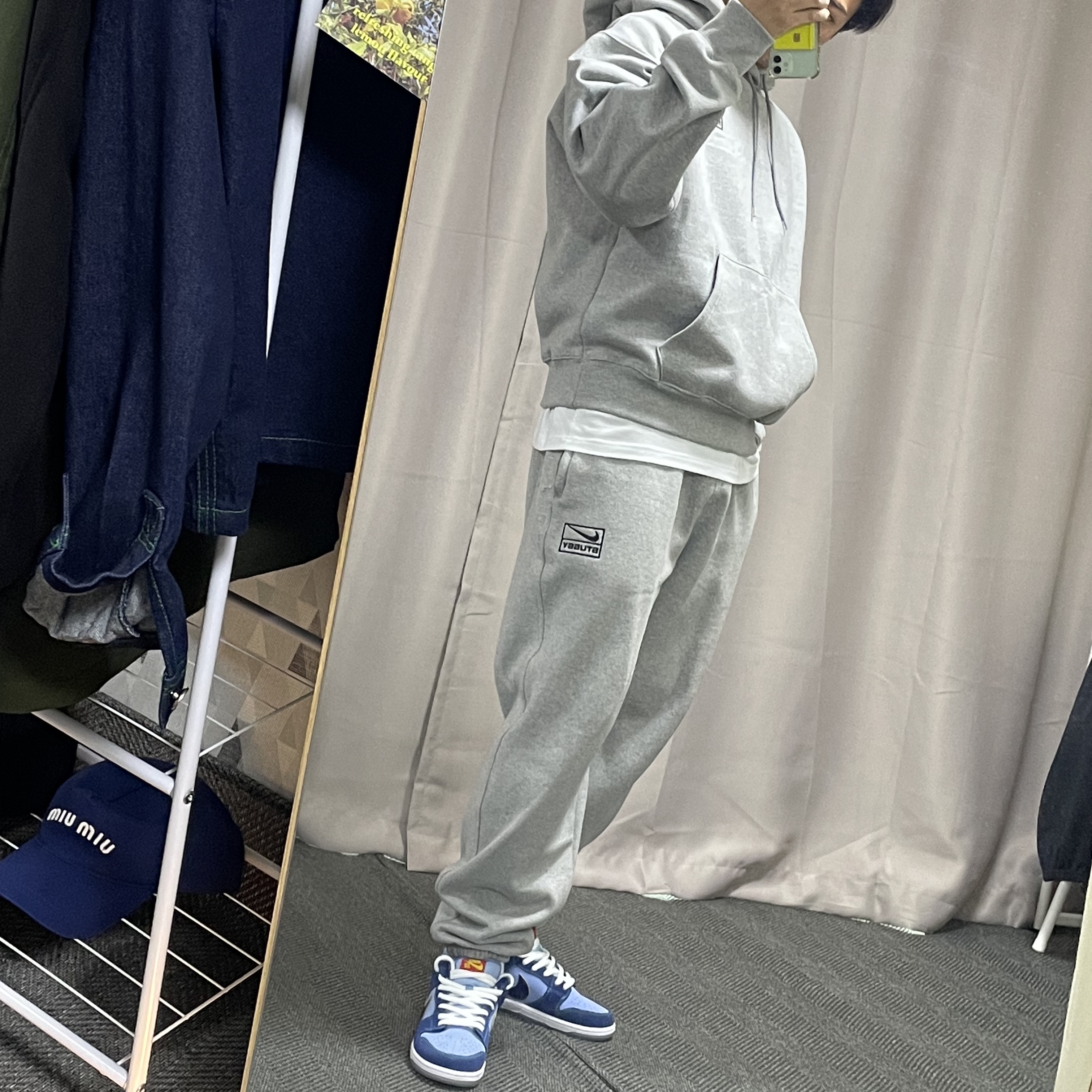 Nike x Stussy NRG RA Pullover Hoodie Dark Grey Heather (DJ9488-063), Nike x Stussy NRG RA Fleece Pants Dark Grey Heather (DJ9490-063) 착용 스타일