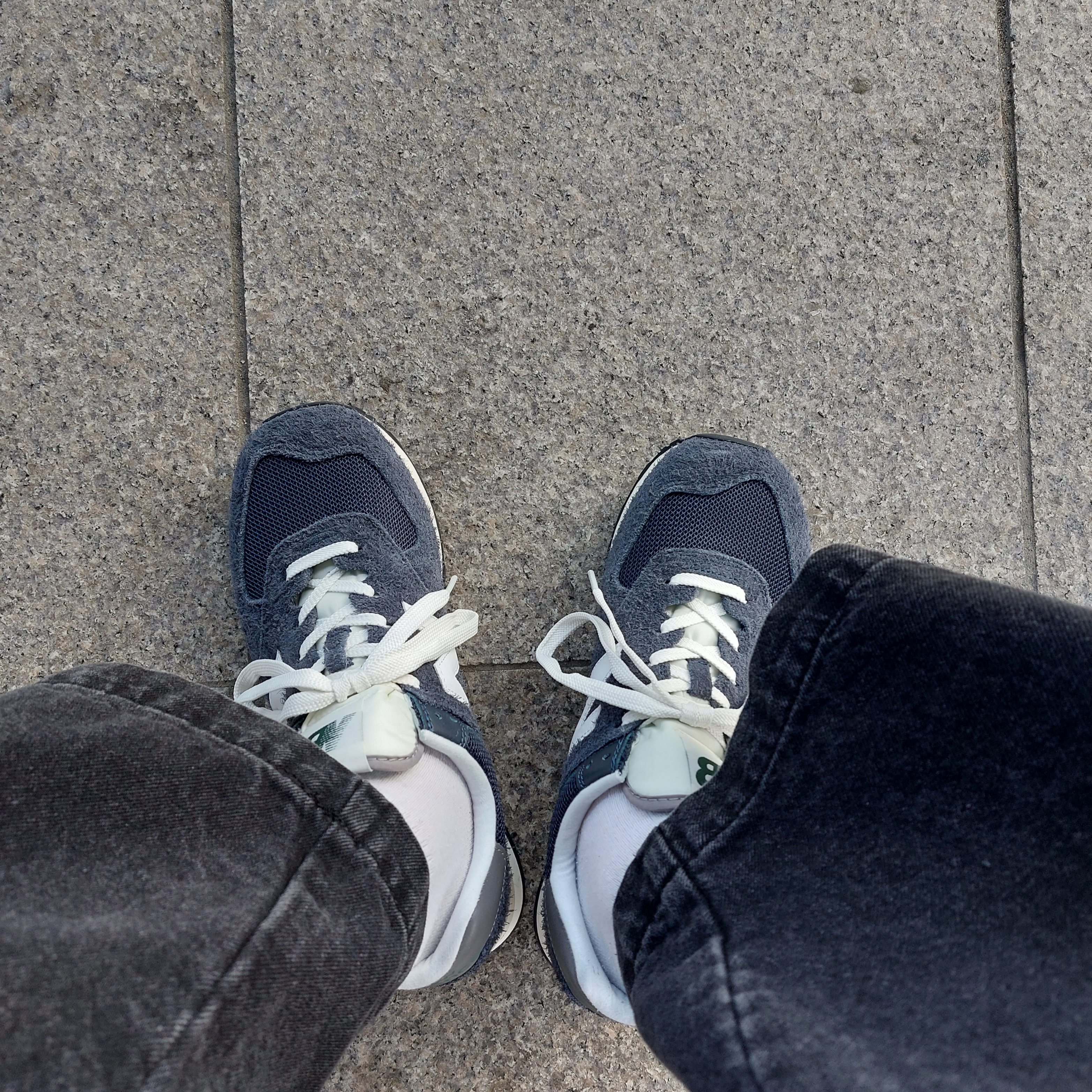 New Balance 574 Heritage Navy 착용 스타일 - 2