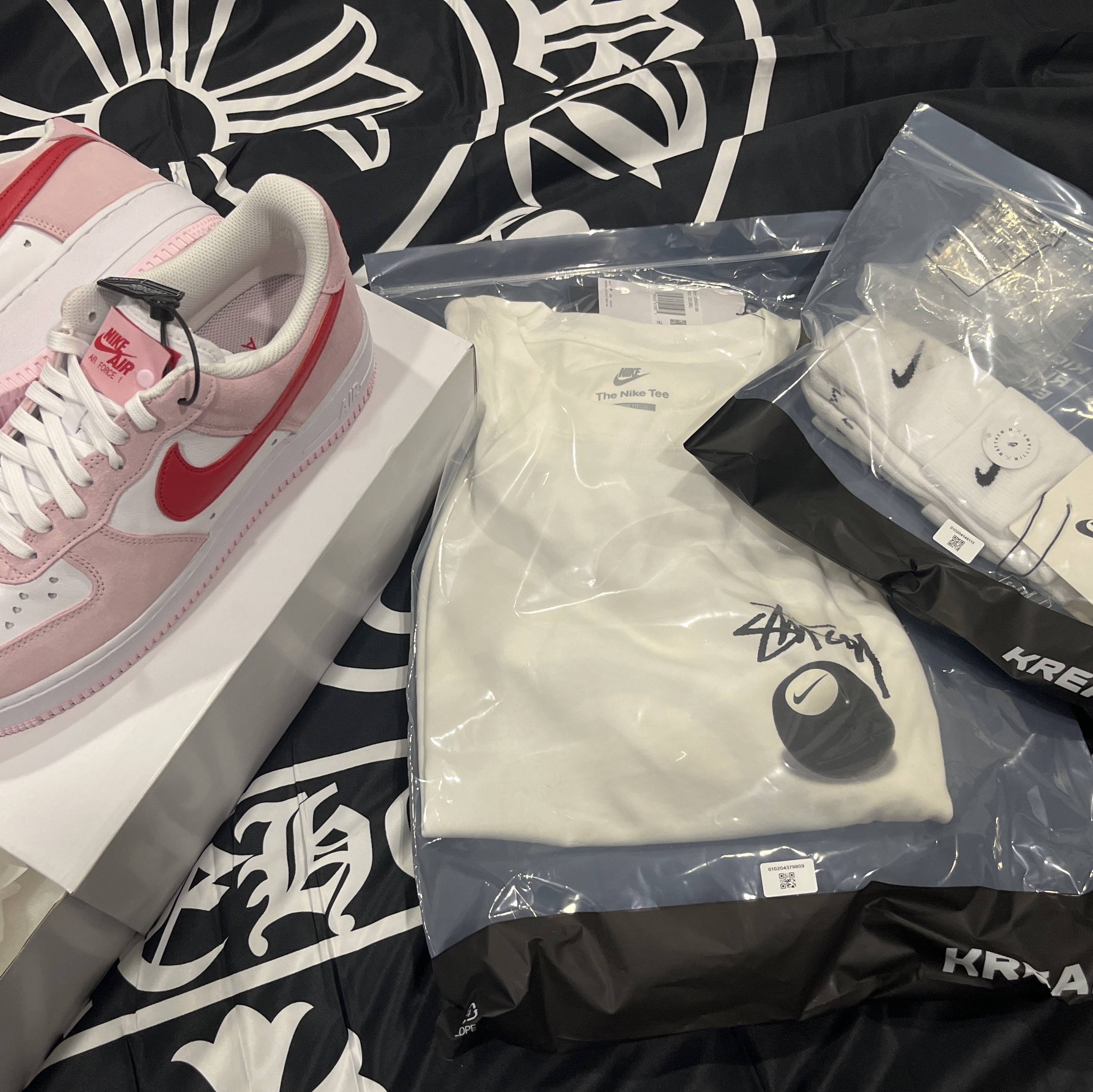 Nike Air Force 1 '07 QS Valentine's Day, Nike x Stussy NRG FL SS 8 Ball T-Shirt White (DO9323-100) 착용 스타일