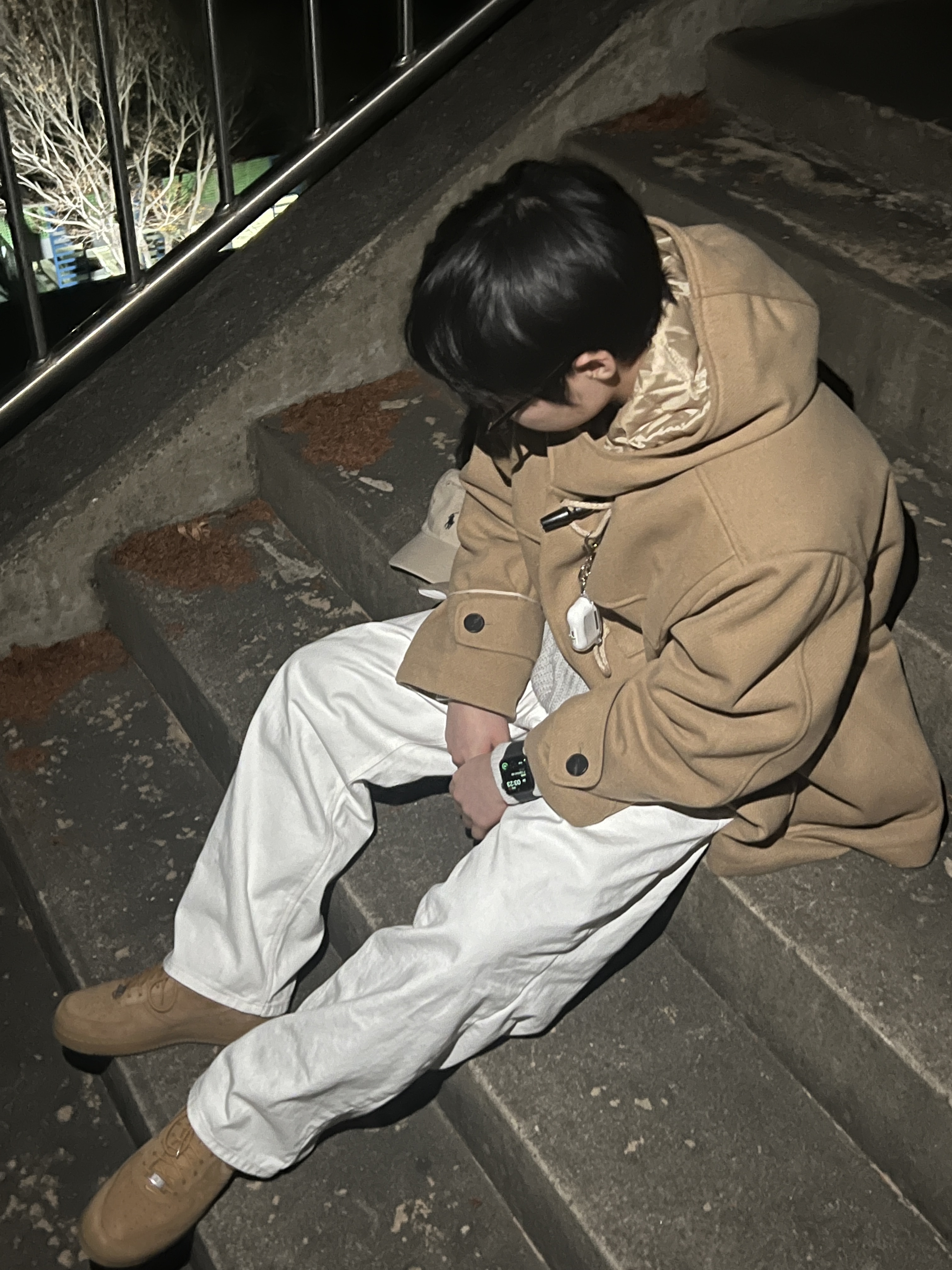 Nike x Supreme Air Force 1 Low Flax, Apple AirPods Pro with MagSafe Charging Case (Korean Ver.) 착용 스타일 - 2