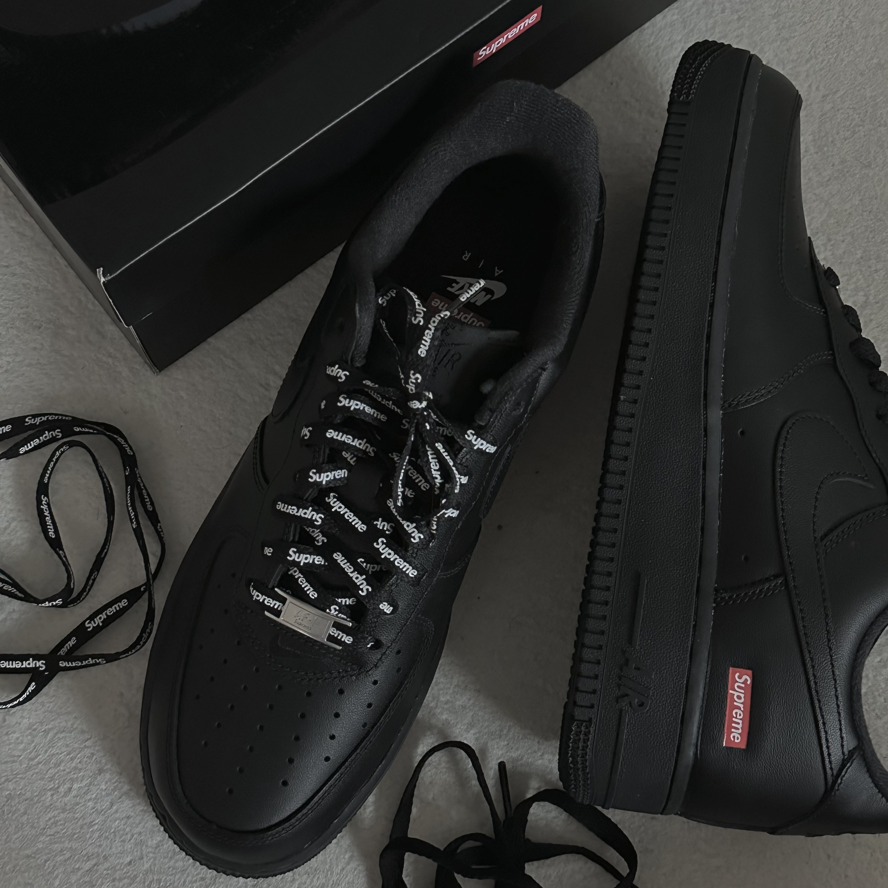 Nike Air Force 1 '07 Low Triple Black, Nike x Supreme Air Force 1 Low Black 착용 스타일 - 1