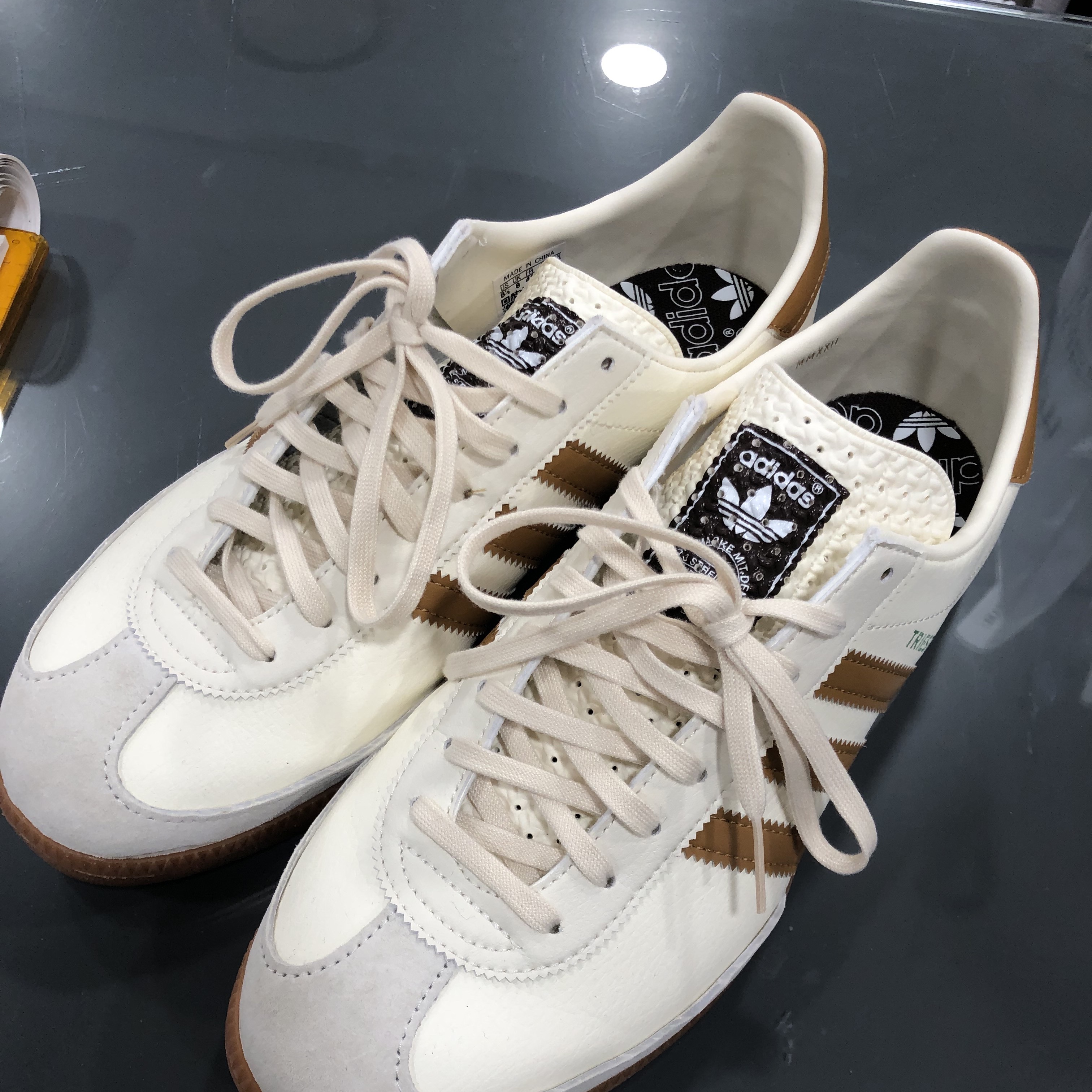Adidas City Series Triest Cream White, Celine Phone Pouch with Flap in Triomphe Canvas and Lambskin Black 착용 스타일 - 1