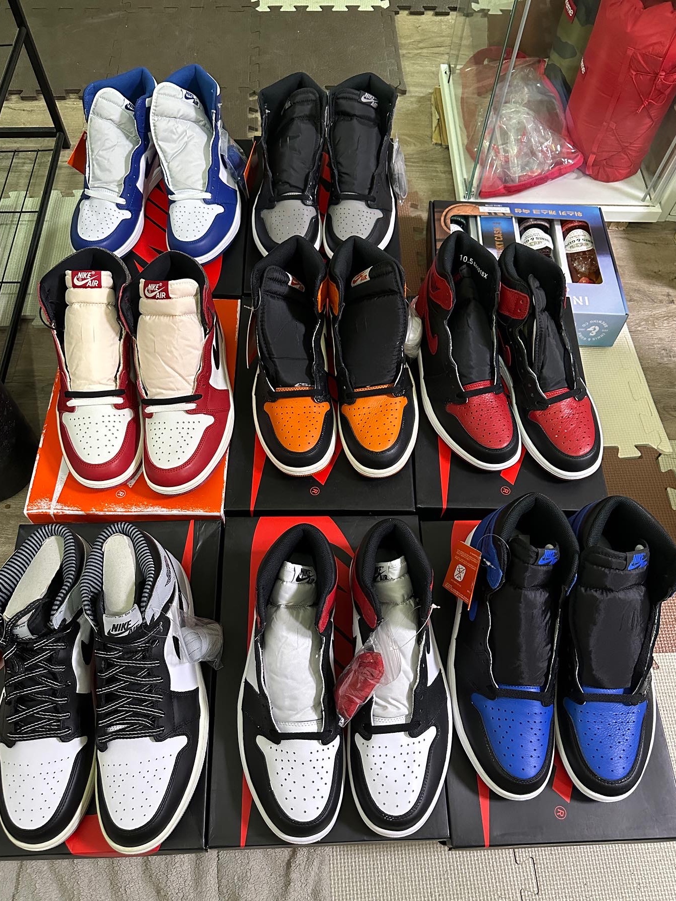 Jordan 1 Retro High OG Black Toe 2016, Jordan 1 Retro Royal 2017 착용 스타일 - 3