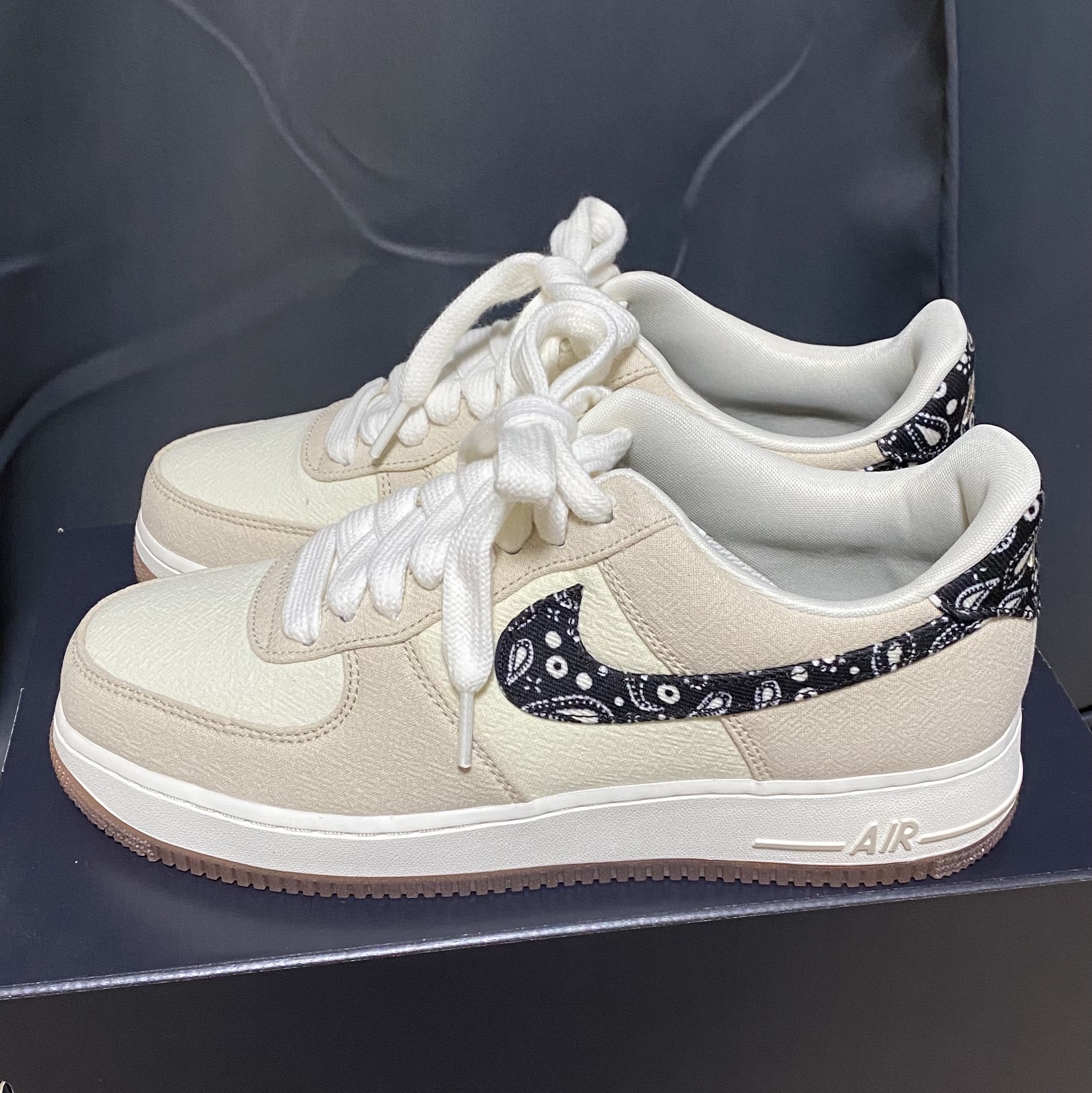 Nike Air Force 1 '07 LV8 Paisley Swoosh 착용 스타일