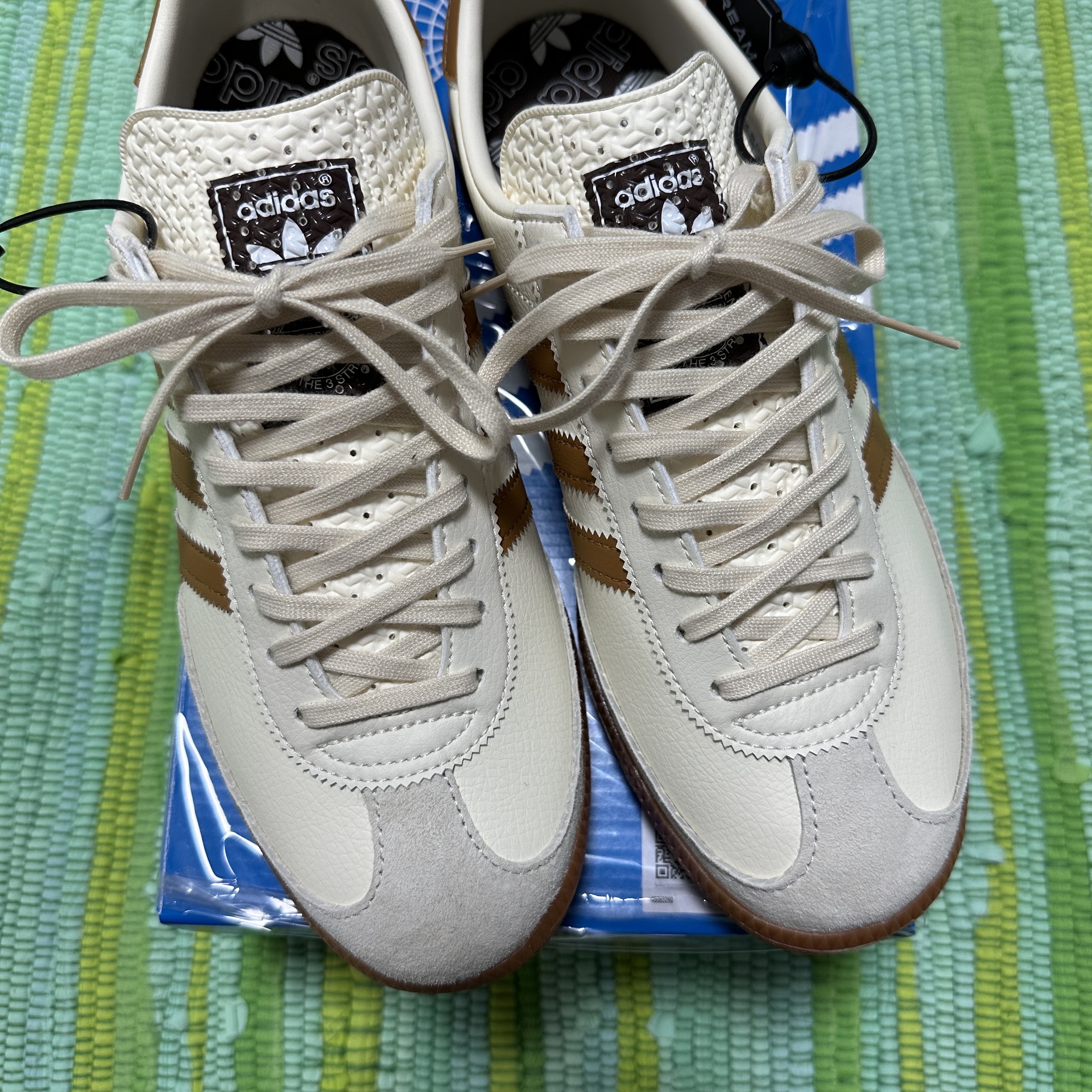 Adidas City Series Triest Cream White 착용 스타일