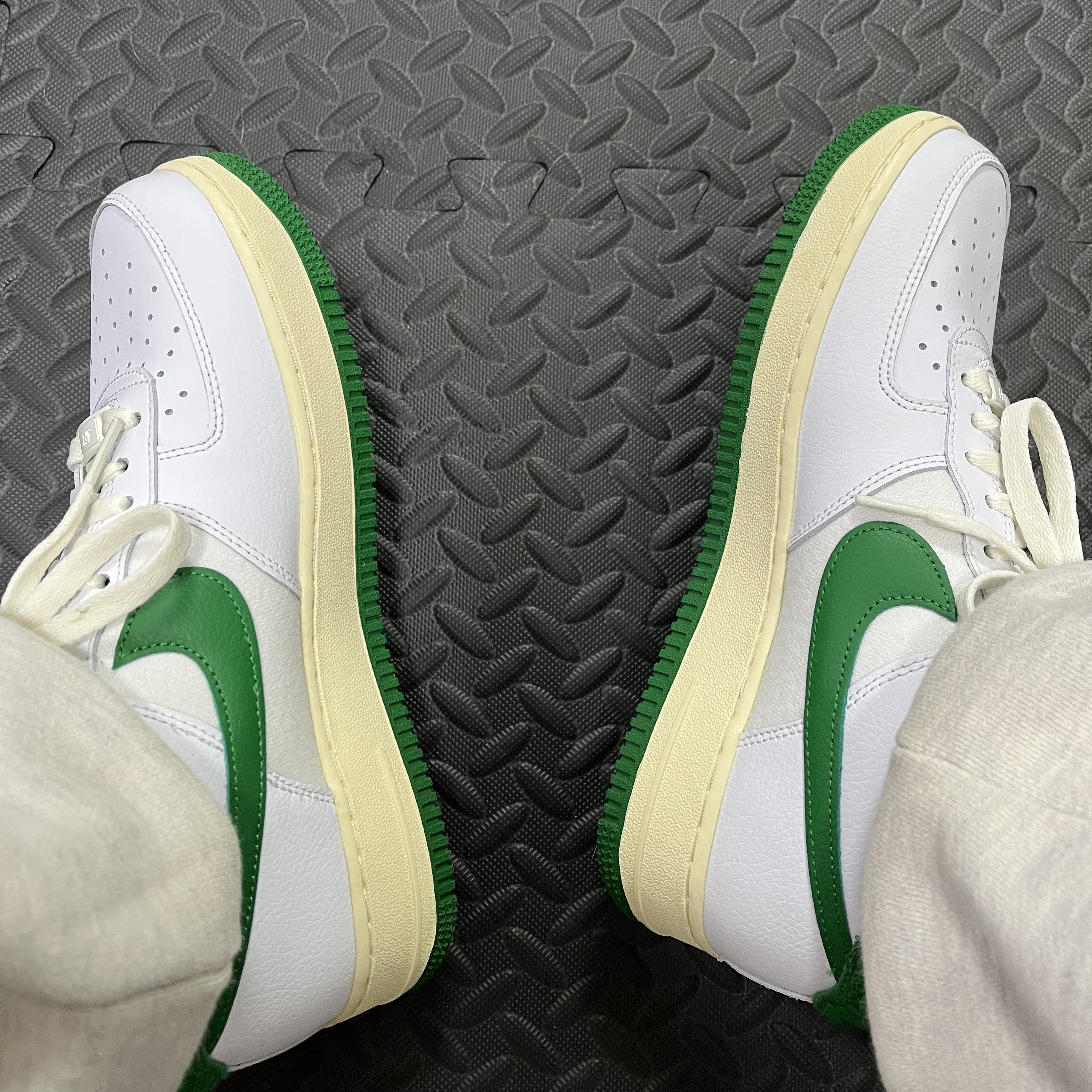 Nike Air Force 1 '07 LV8 Varsity White Pine Green 착용 스타일
