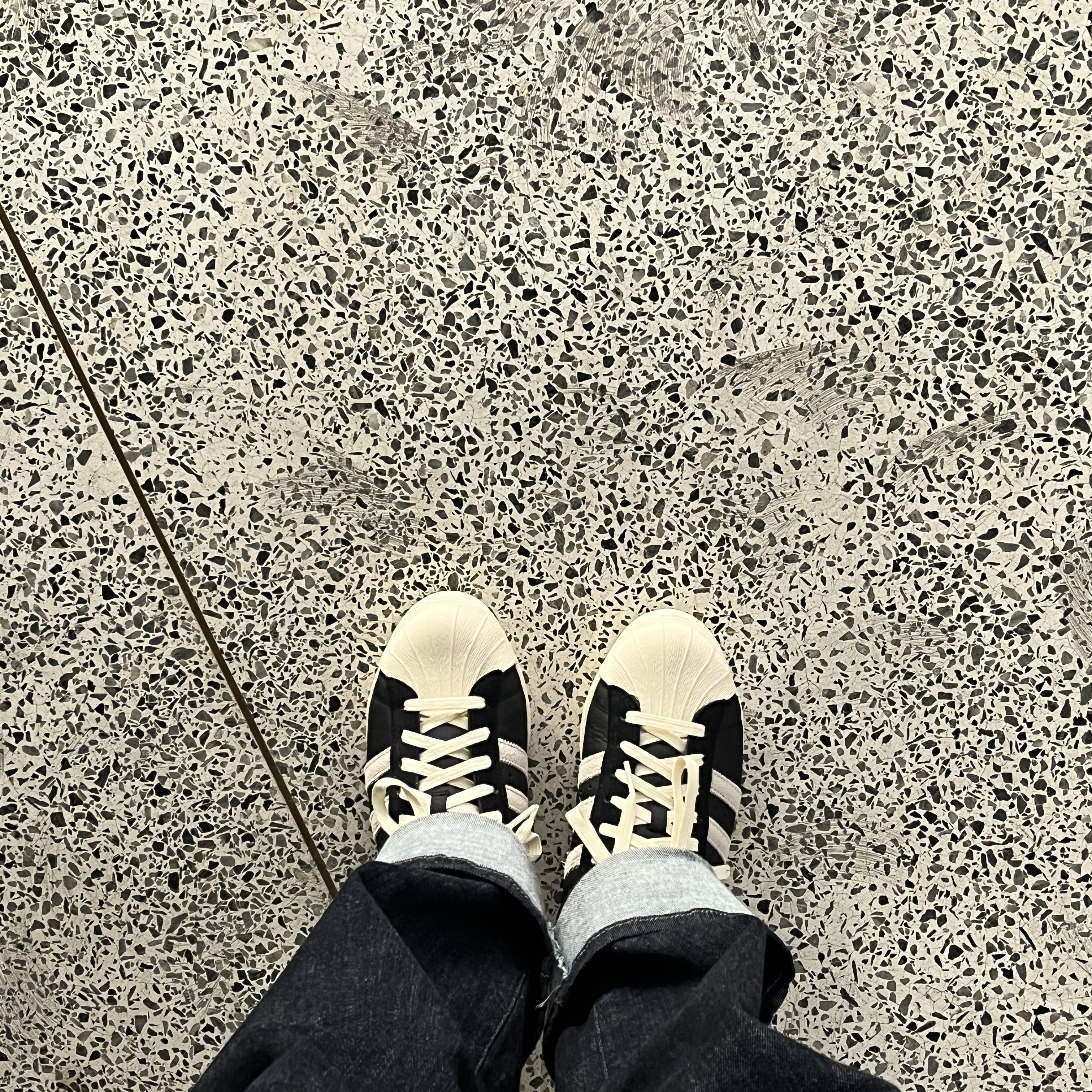 Adidas Superstar 82 Black White 착용 스타일