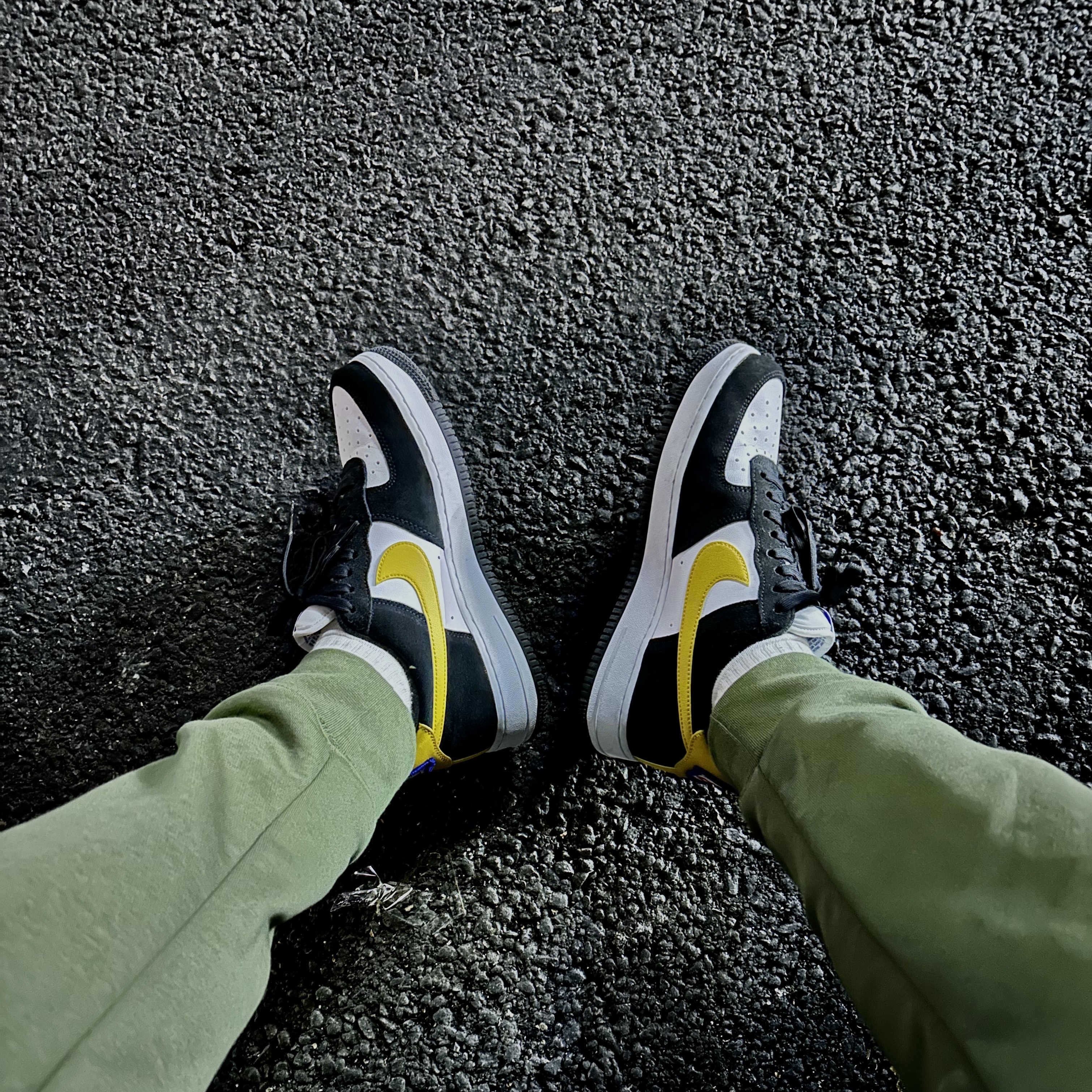 Nike Air Force 1 '07 LV8 Athletic Club Black Dark Sulfur 착용 스타일 - 2