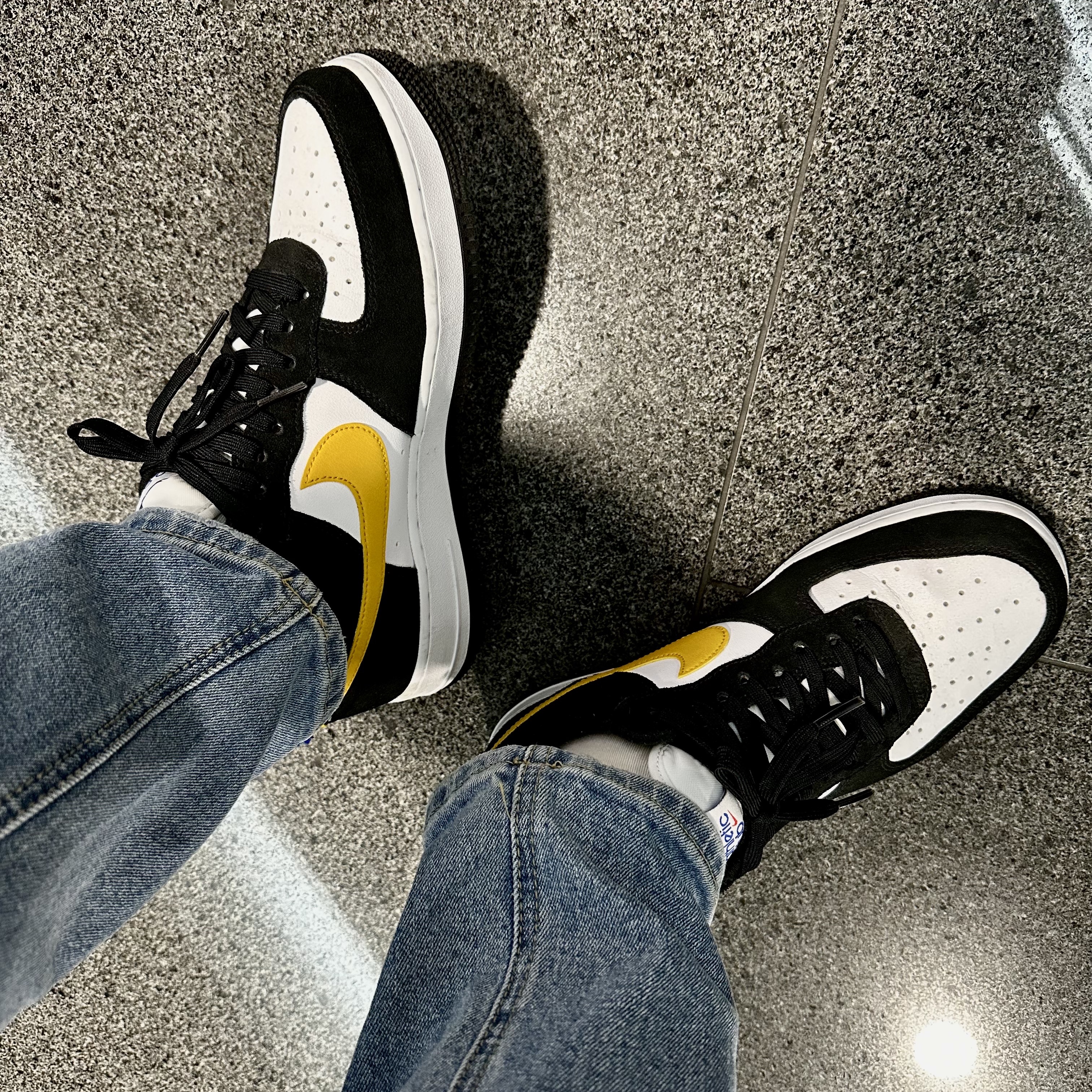Nike Air Force 1 '07 LV8 Athletic Club Black Dark Sulfur 착용 스타일 - 1