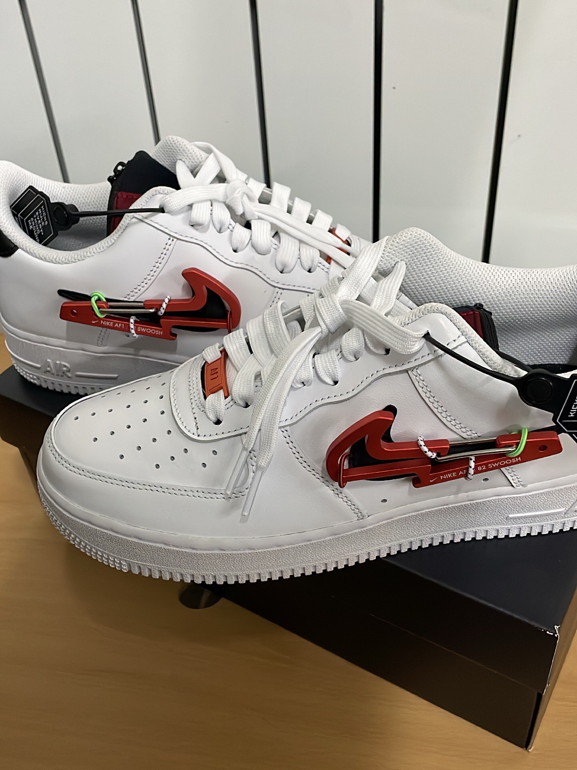 Nike Air Force 1 '07 PRM Carabiner Red 착용 스타일 - 2