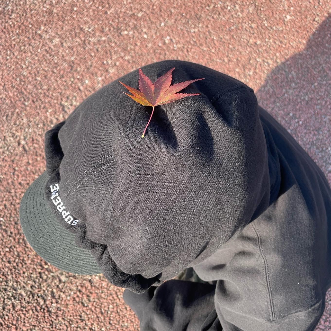 Supreme S Logo Hooded Sweatshirt Black - 22FW, Jordan 5 x Off-White Retro SP Sail Fire Red 착용 스타일 - 3