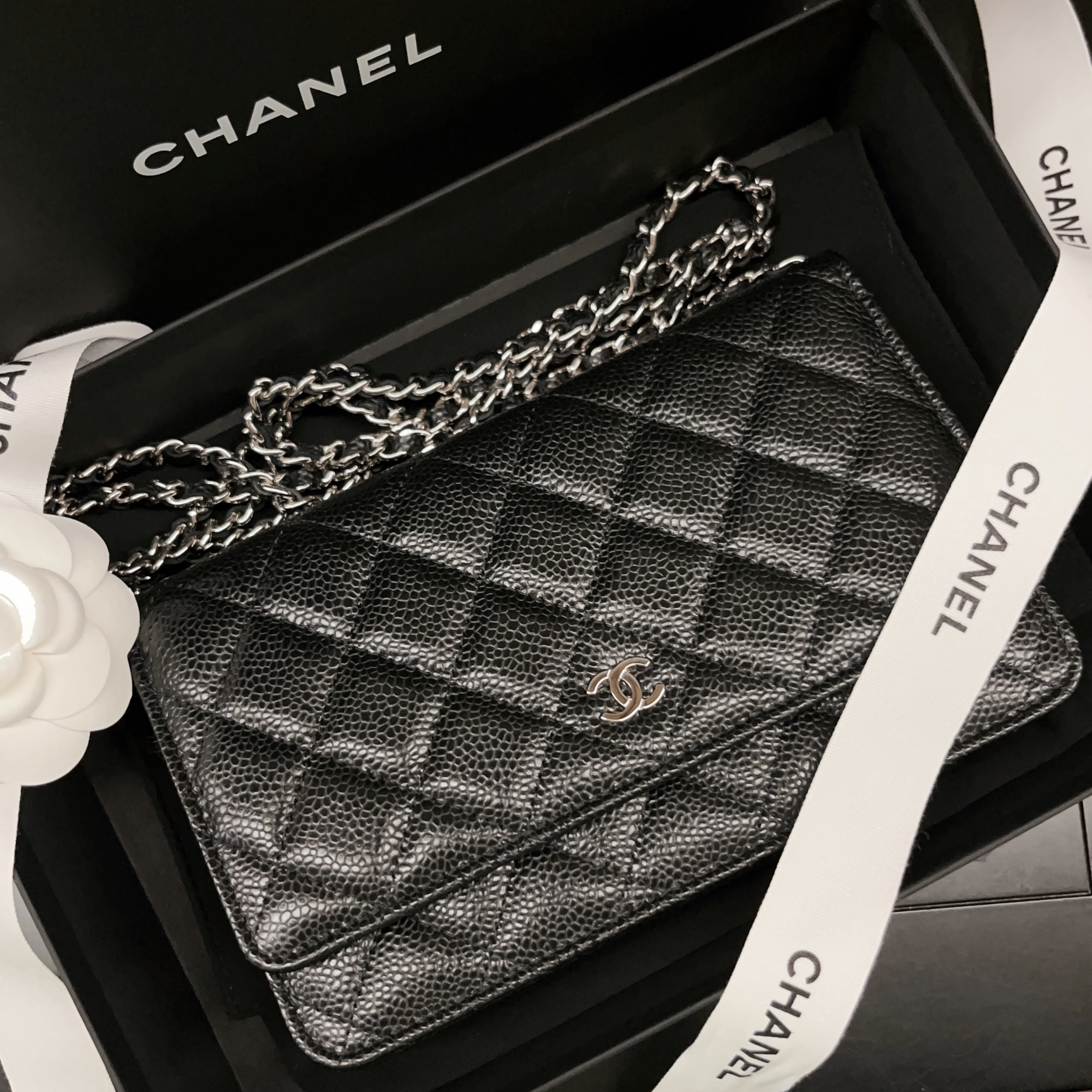 Chanel Classic Wallet On Chain Grained Calfskin & Silver Black 착용 스타일