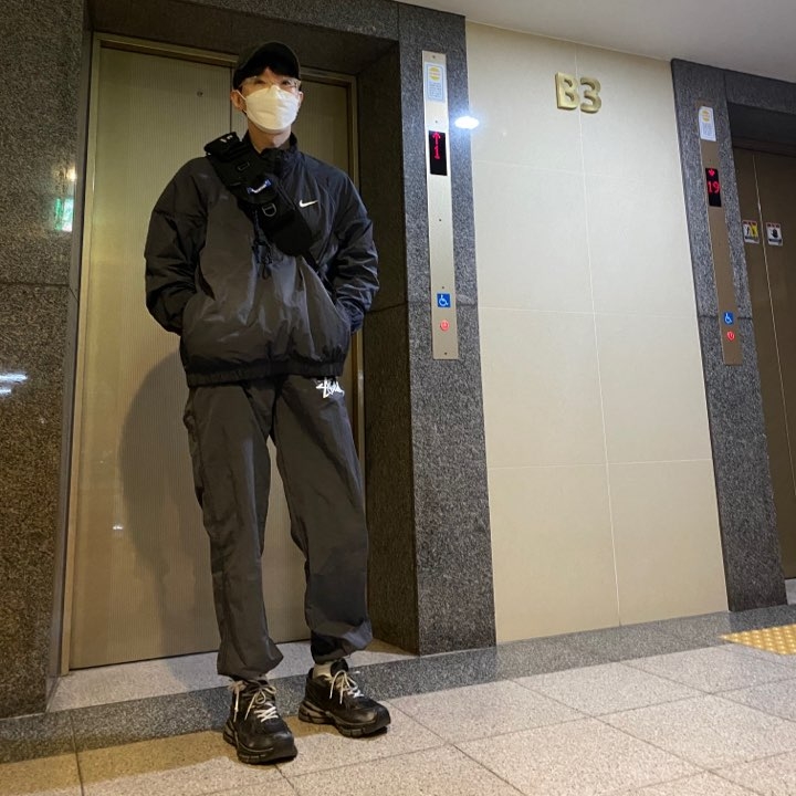 Nike x Stussy Windrunner Jacket Off Noir, Nike x Stussy Beach Pants Off Noir 착용 스타일