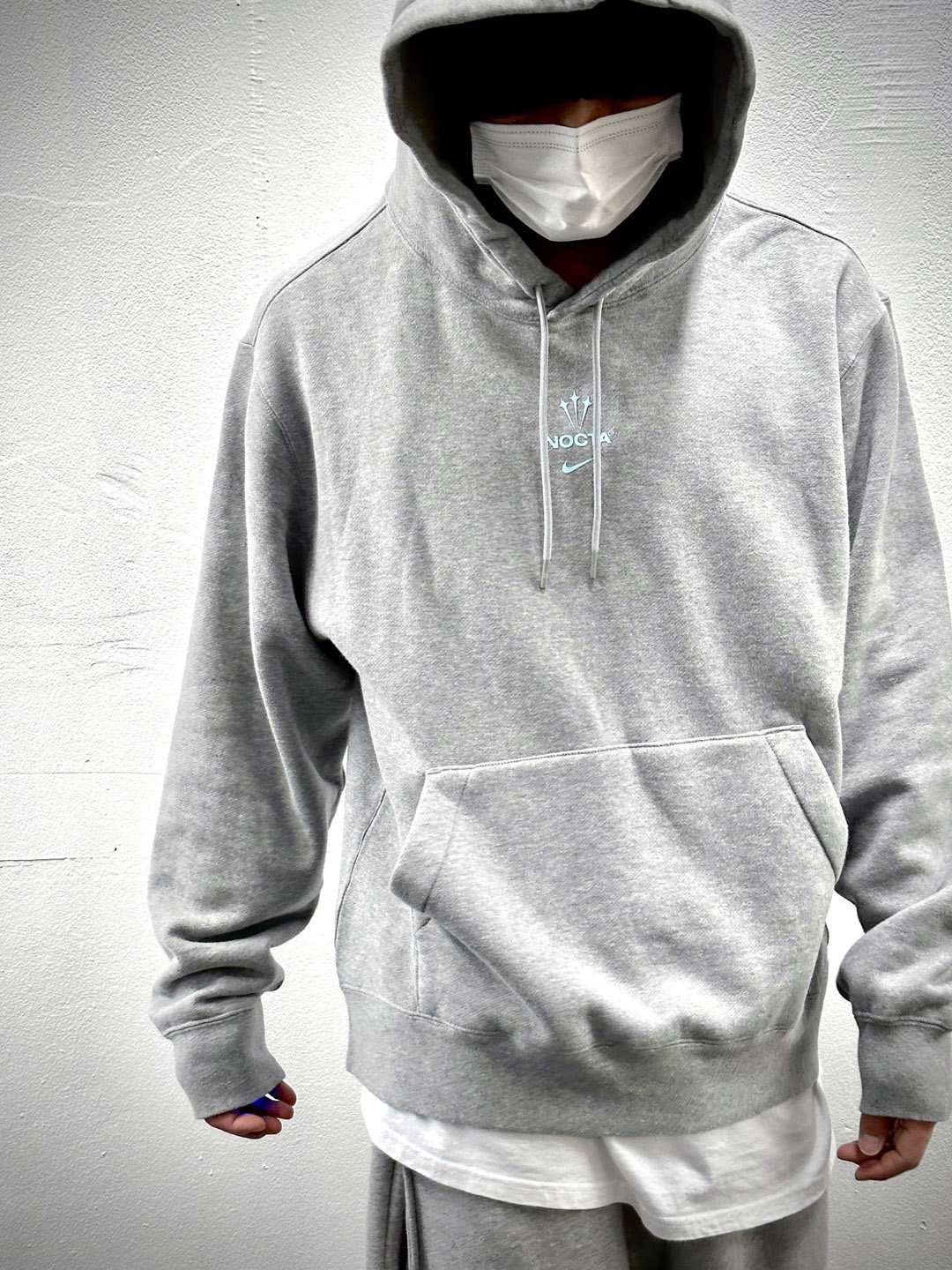 Nike x Drake Nocta NRG Fleece Hoodie Dark Grey Heather (DX2837-063) 착용 스타일 - 1