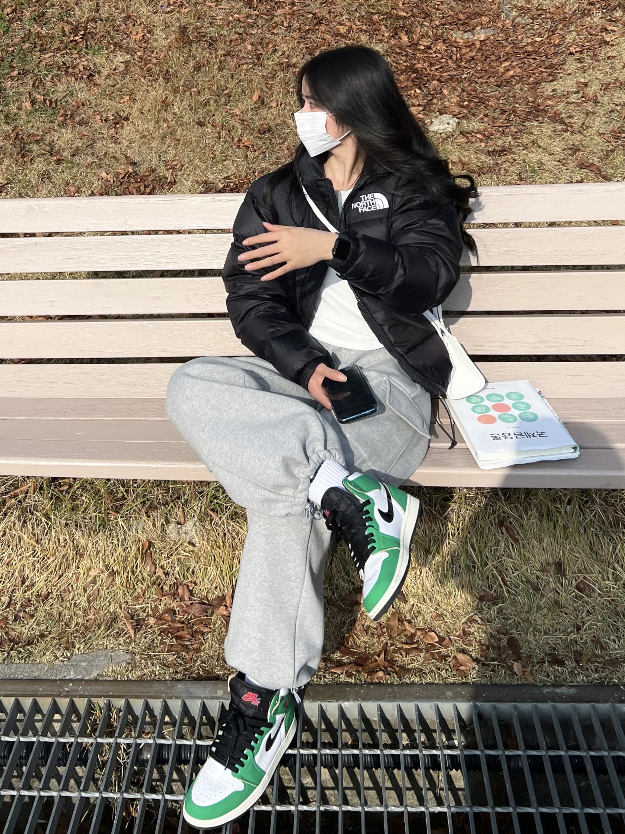 (W) Jordan 1 Retro High OG Lucky Green, The North Face 1996 Eco Nuptse Jacket Black 착용 스타일 - 1