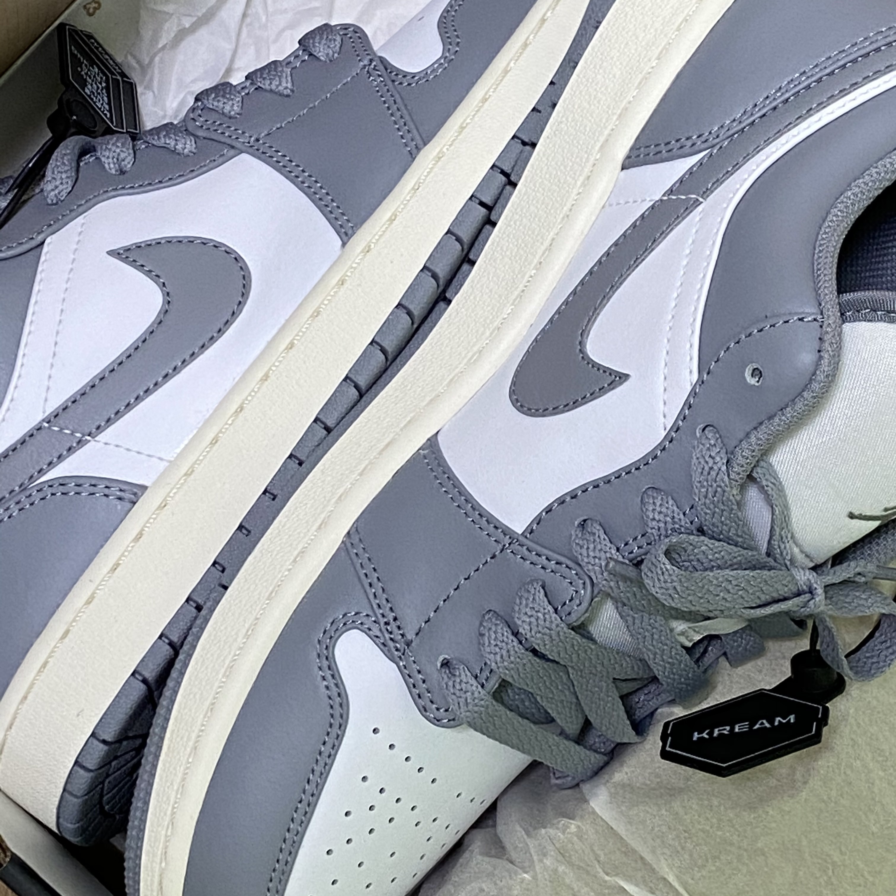 Jordan 1 Low Stealth and White 착용 스타일