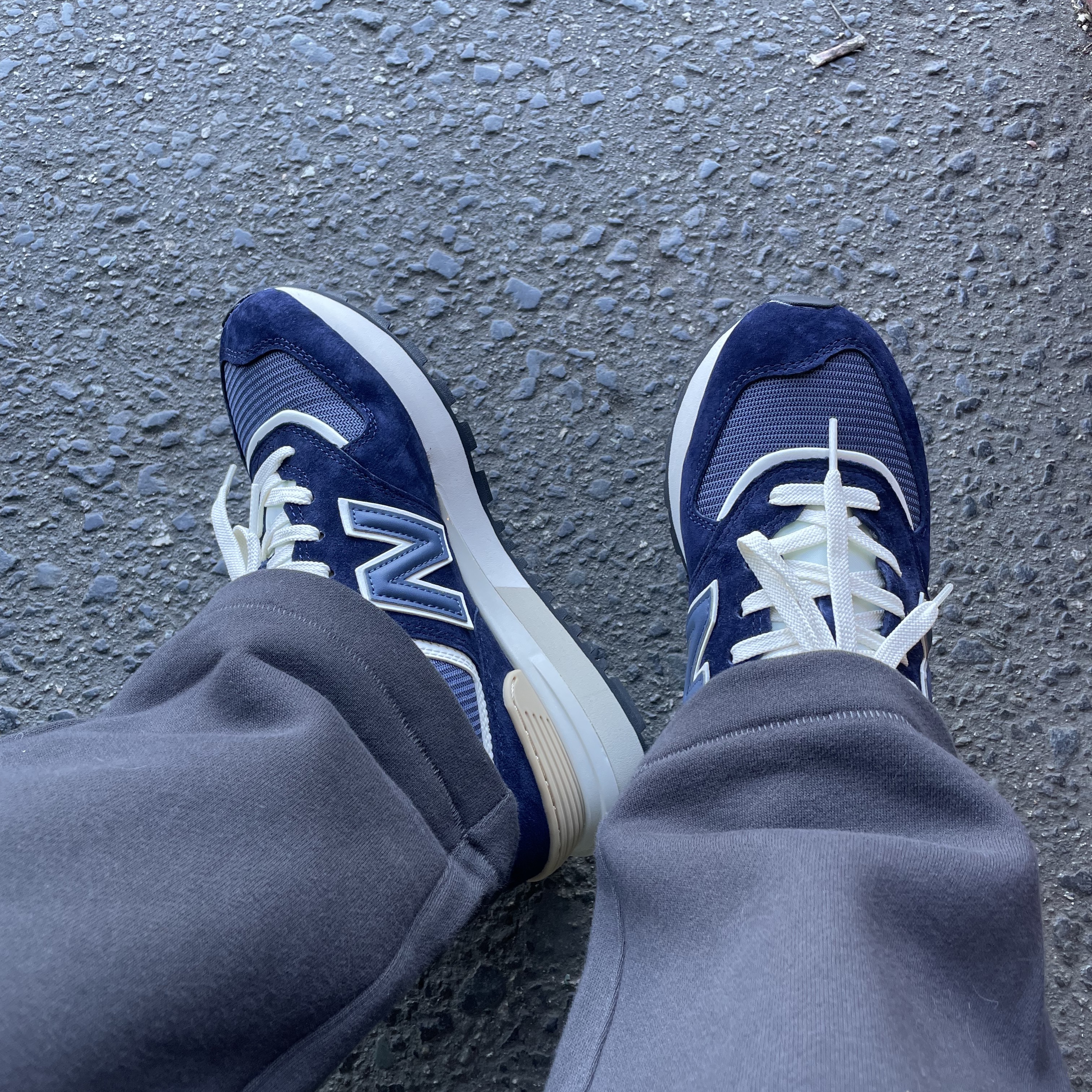 New Balance 574 Legacy Navy, Essentials 1977 Relaxed Sweatpants Iron - 22SS 착용 스타일