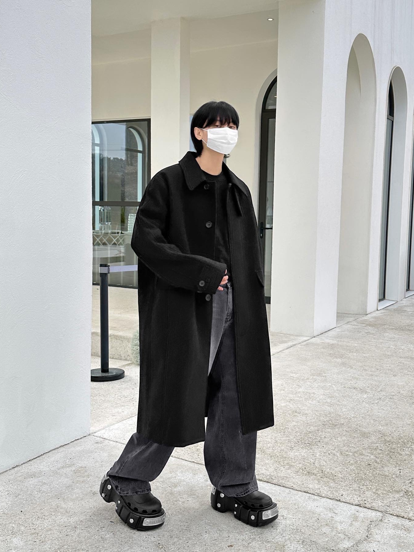 Balenciaga x Crocs Hardcrocs Slide Black 착용 스타일 - 3
