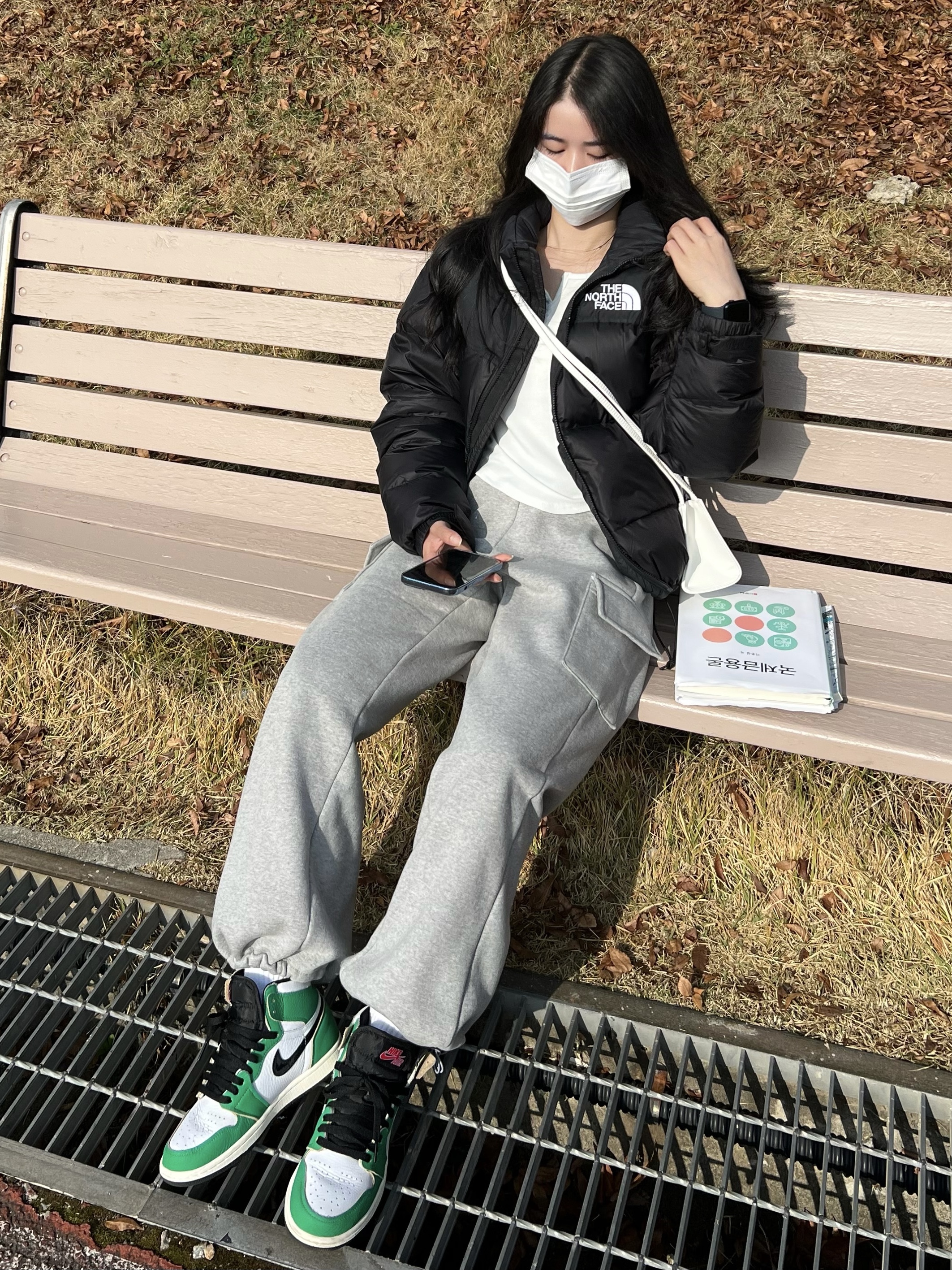 (W) Jordan 1 Retro High OG Lucky Green, The North Face 1996 Eco Nuptse Jacket Black 착용 스타일 - 2