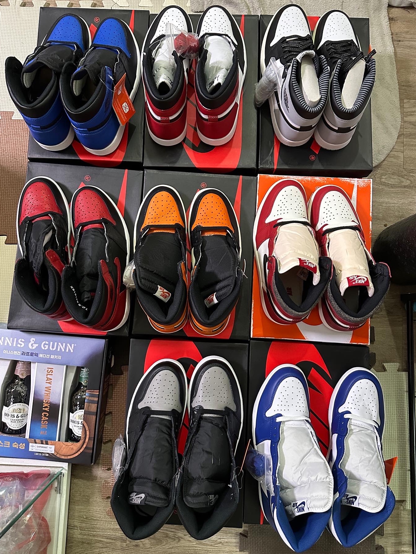 Jordan 1 Retro High OG Black Toe 2016, Jordan 1 Retro Royal 2017 착용 스타일 - 1