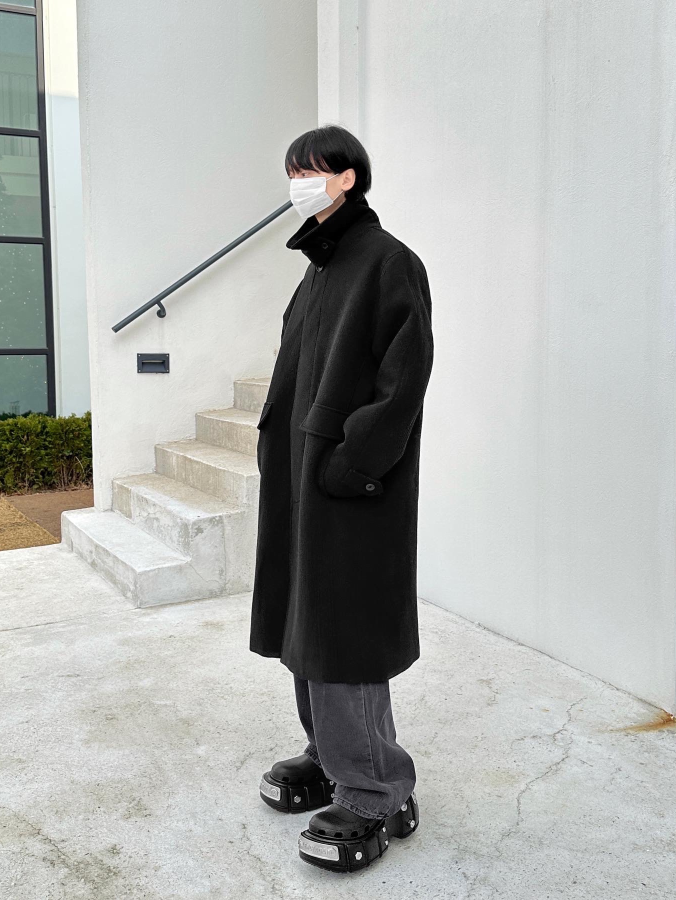 Balenciaga x Crocs Hardcrocs Slide Black 착용 스타일 - 5