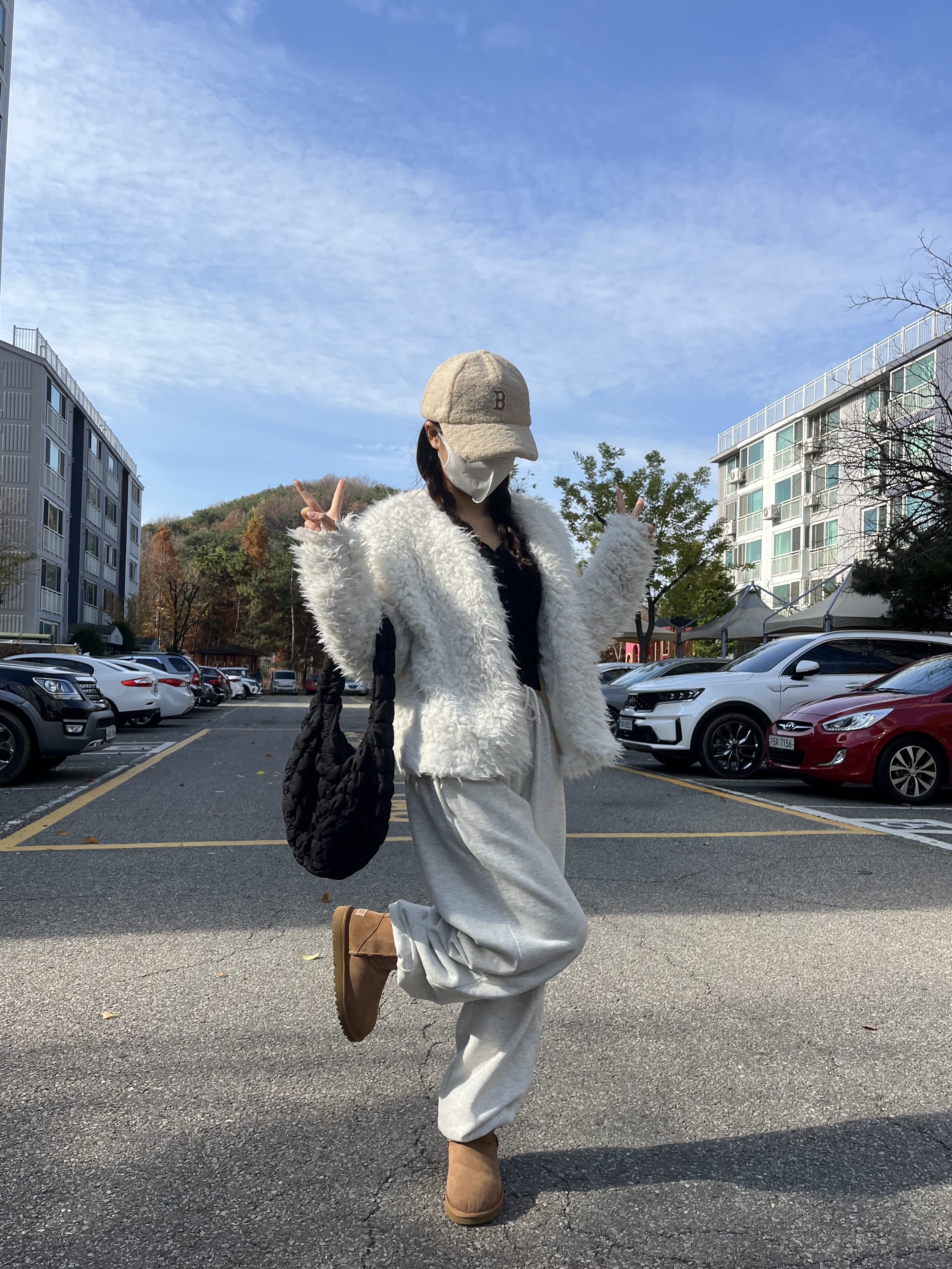 COS Quilted Mini Bag Black, (W) UGG Classic Mini II Boots Chestnut 착용 스타일