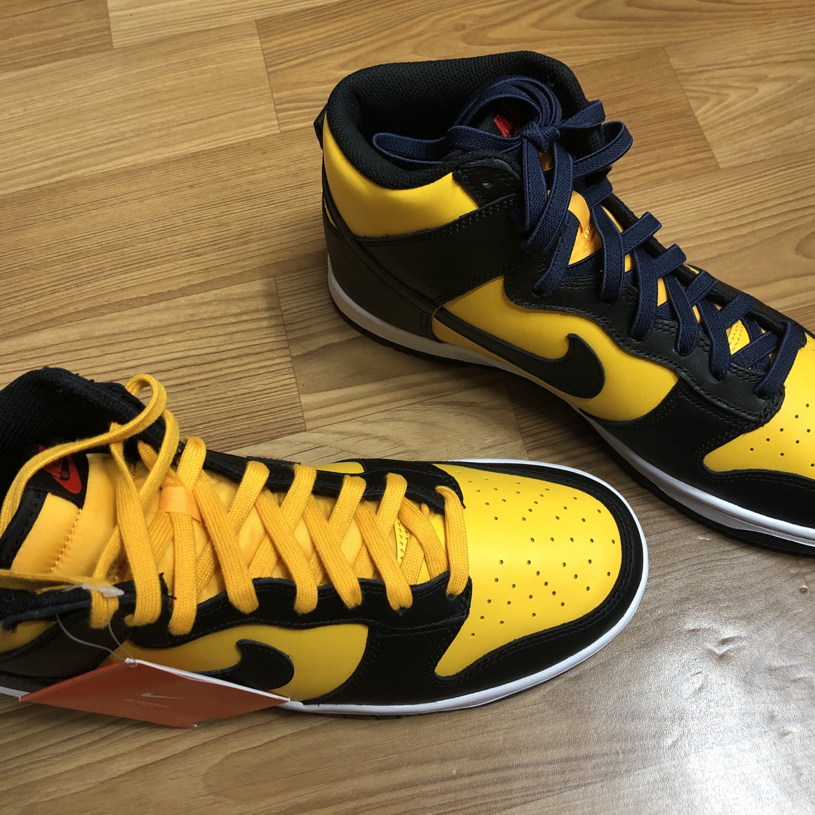 Nike Dunk High Retro University Gold and Black 착용 스타일 - 1