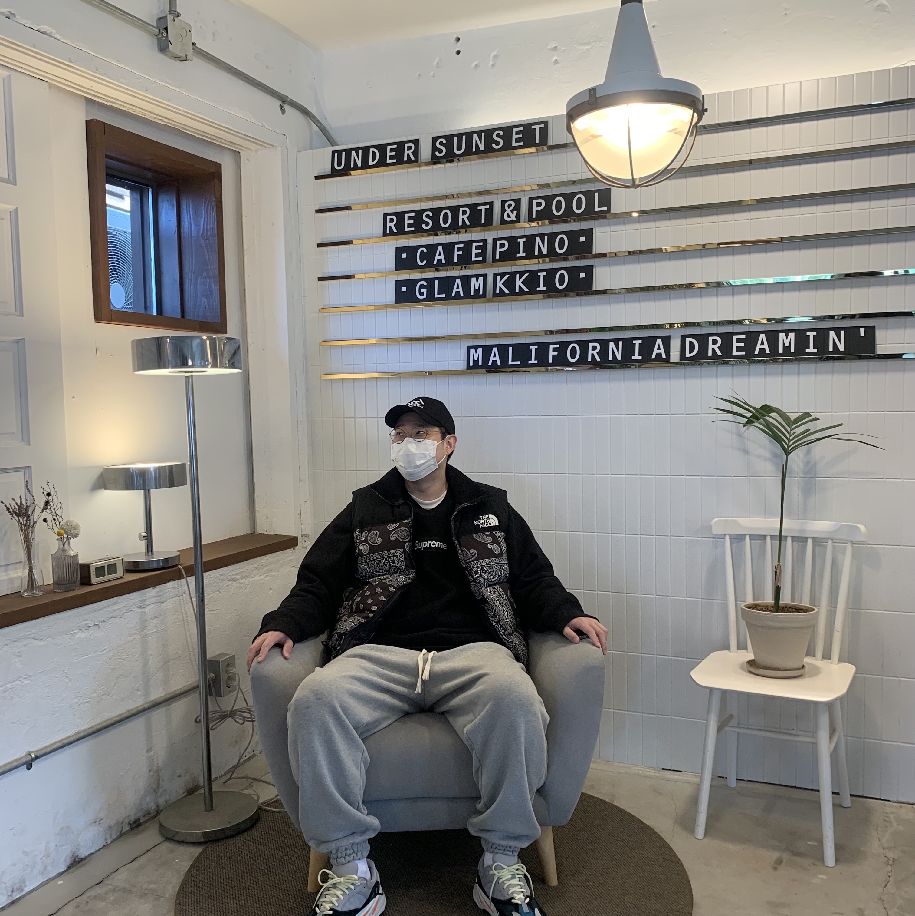The North Face Nuptse Down Vest Black, Supreme Box Logo Crewneck Black - 18FW 착용 스타일