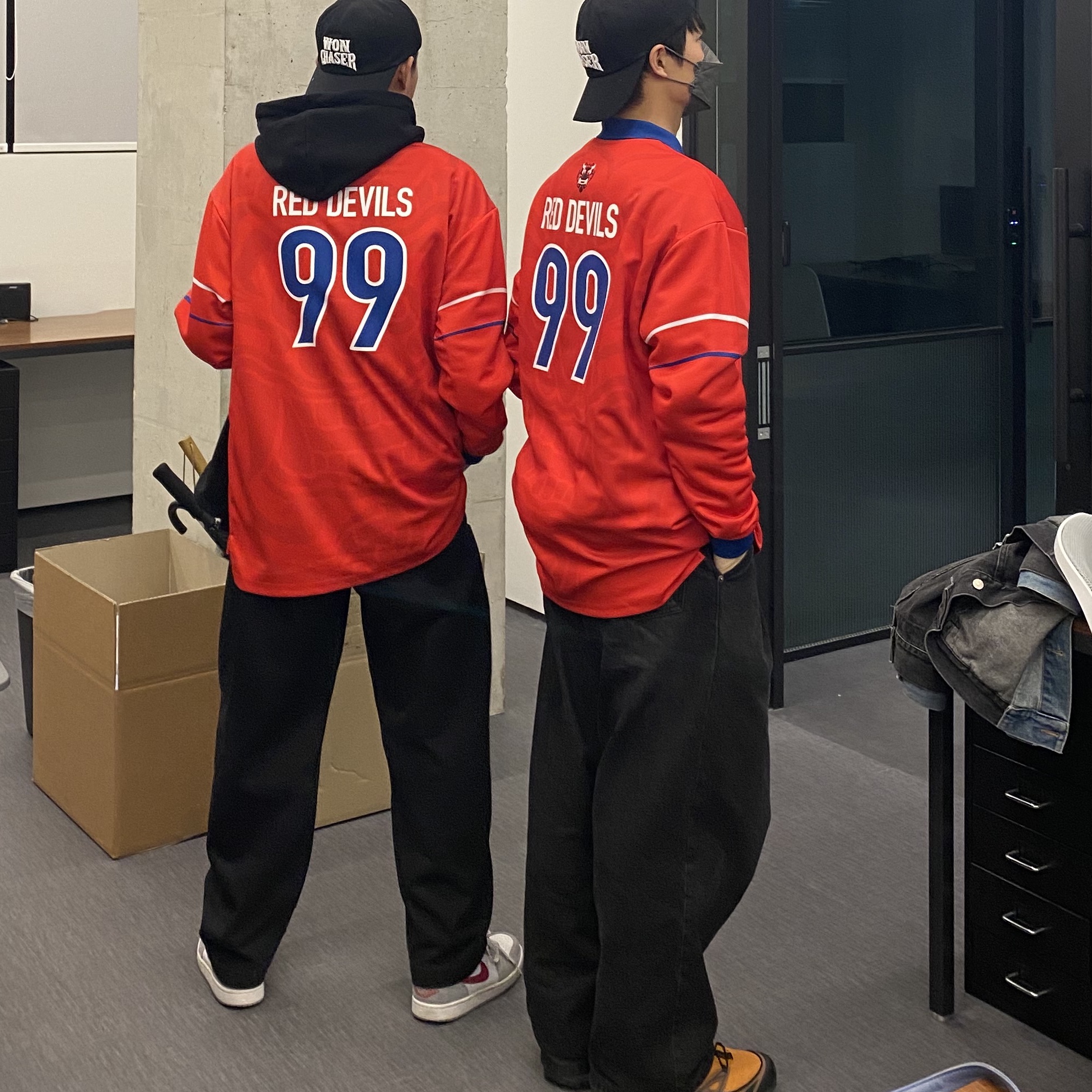 [KREAM 단독] Over The Pitch x Red Devils 1999 Jersey Red, Jordan 1 Low SE Light Smoke Grey Gym Red 착용 스타일