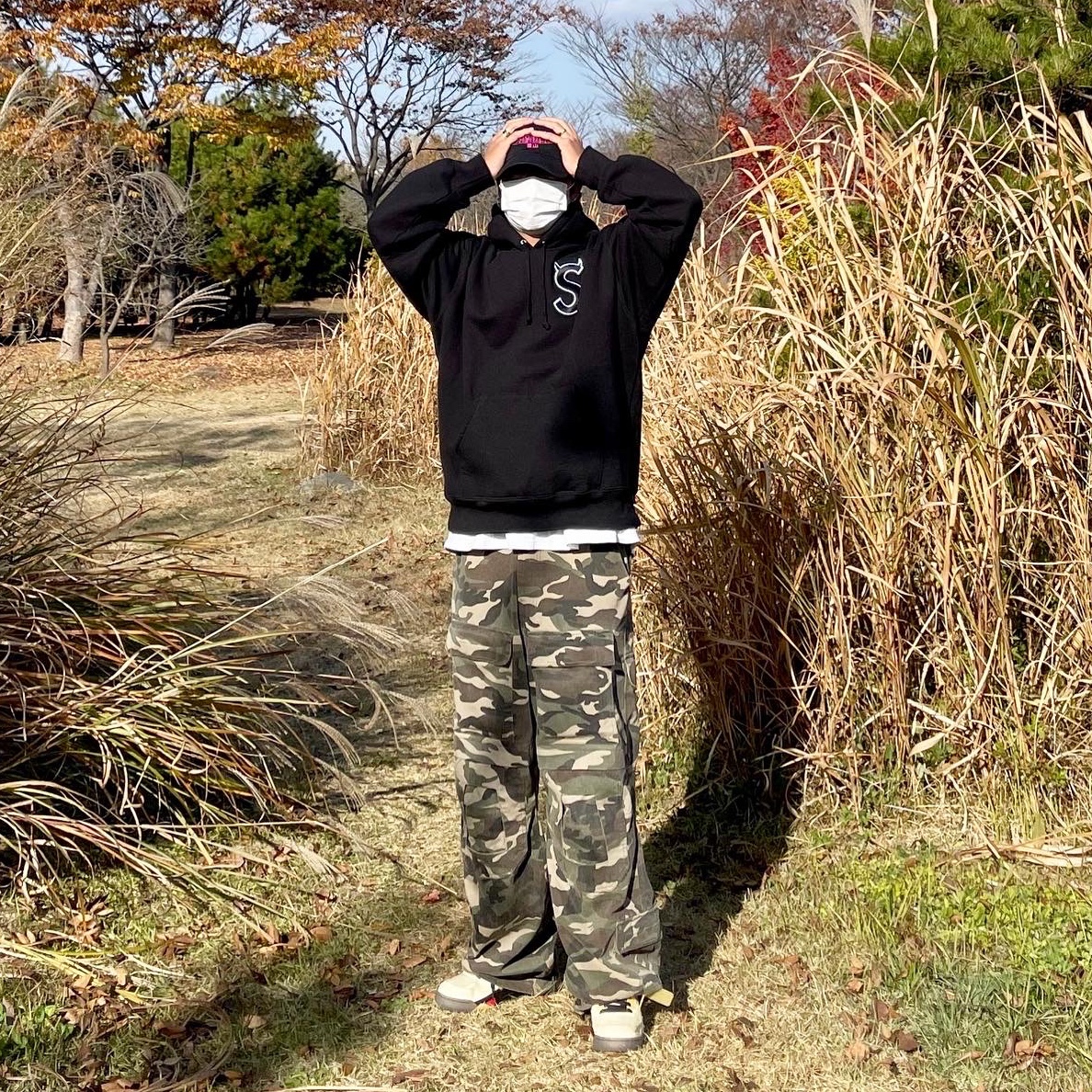 Supreme S Logo Hooded Sweatshirt Black - 22FW, Jordan 5 x Off-White Retro SP Sail Fire Red 착용 스타일 - 1