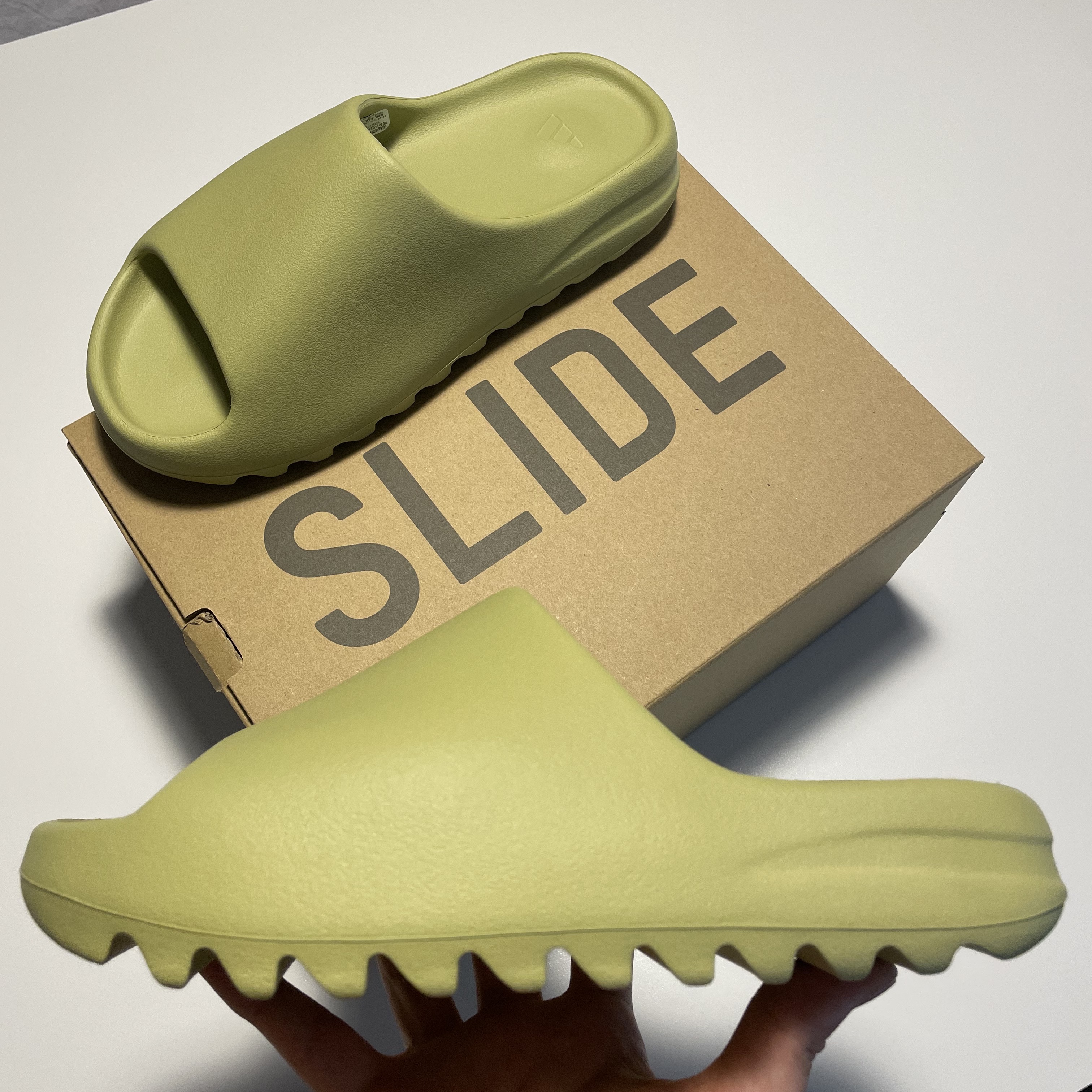 Adidas Yeezy Slide Resin 2022 착용 스타일