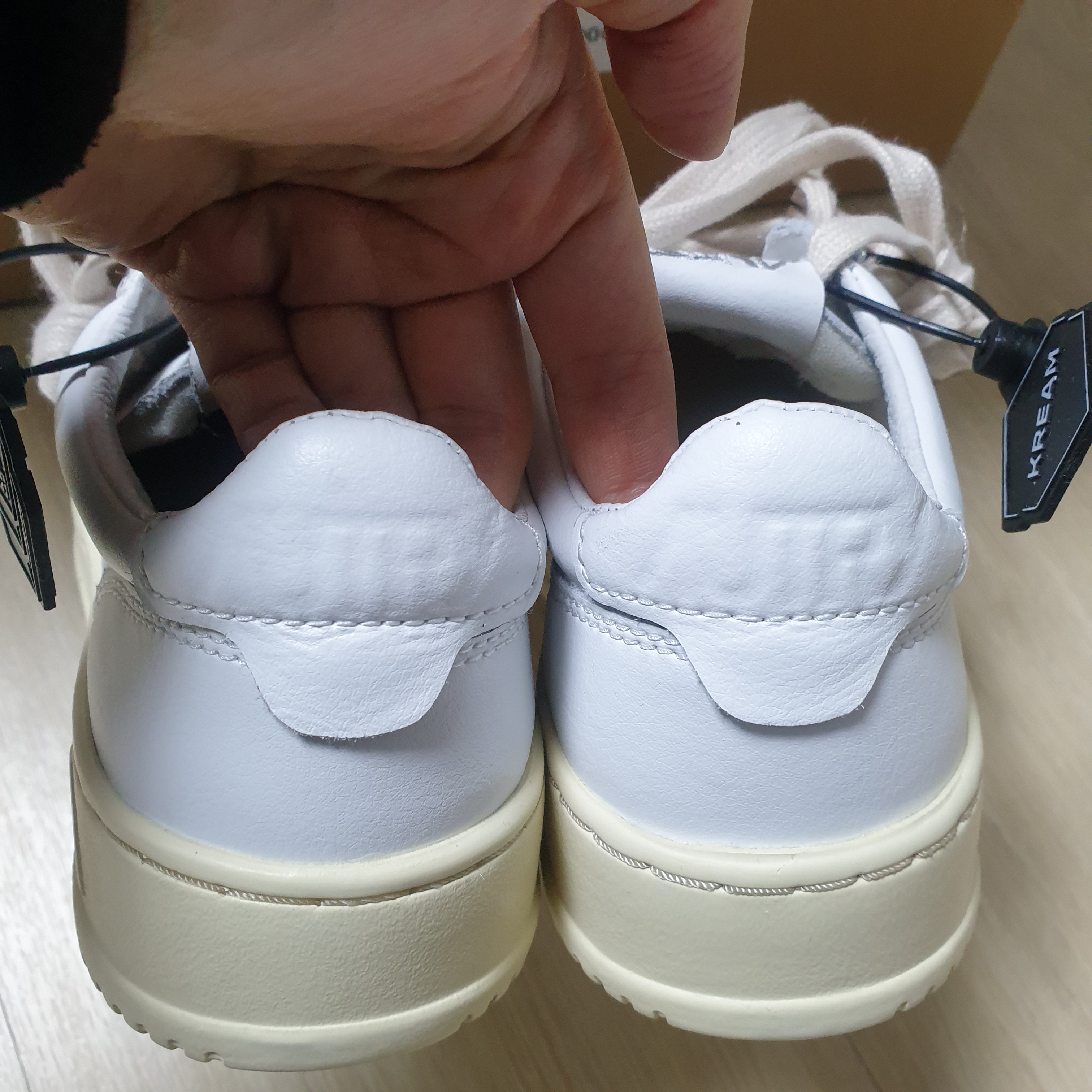 Autry Medalist Low Leather Sneakers White 착용 스타일