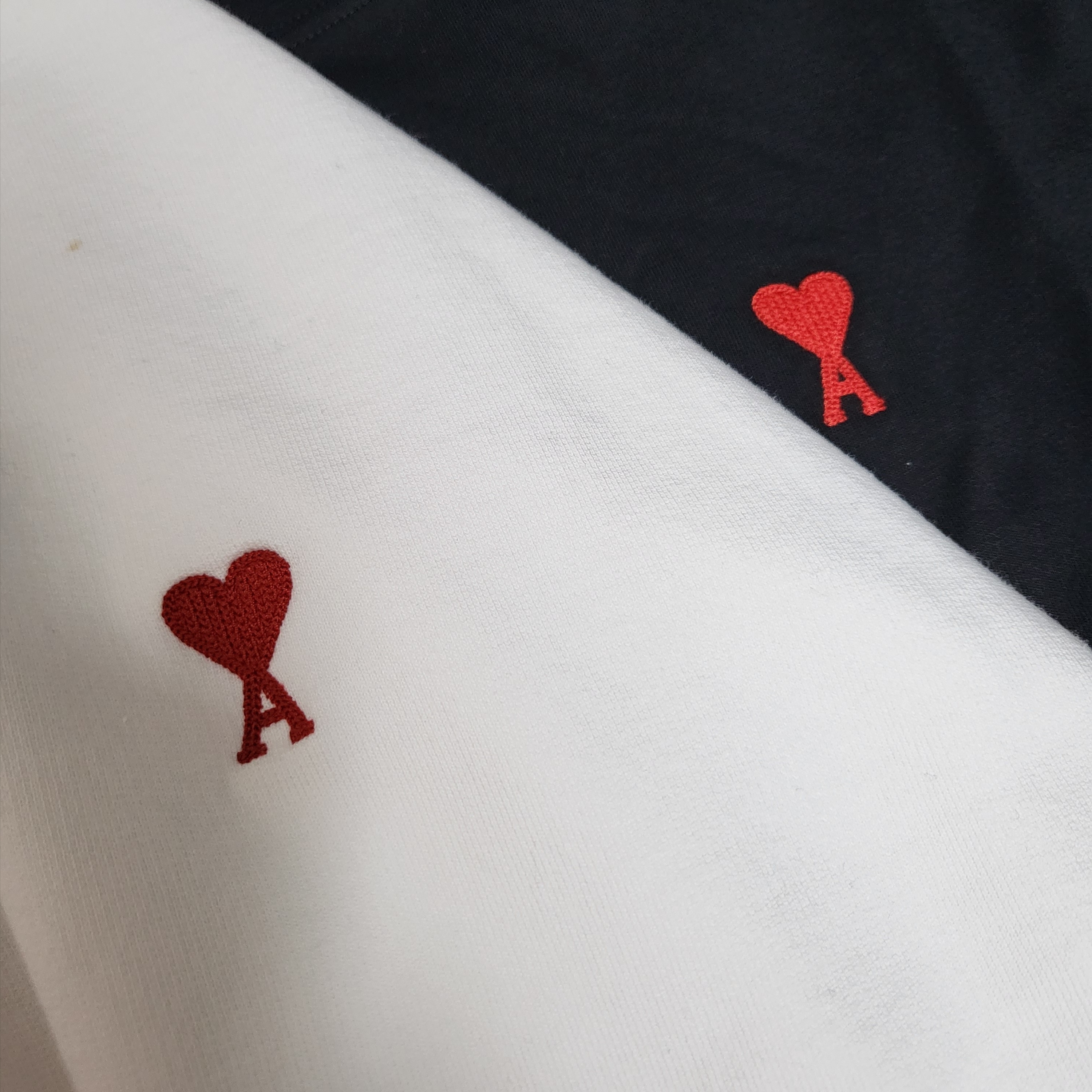 AMI de Coeur T-Shirt Black, AMI de Coeur Sweatshirt White - 22SS 착용 스타일