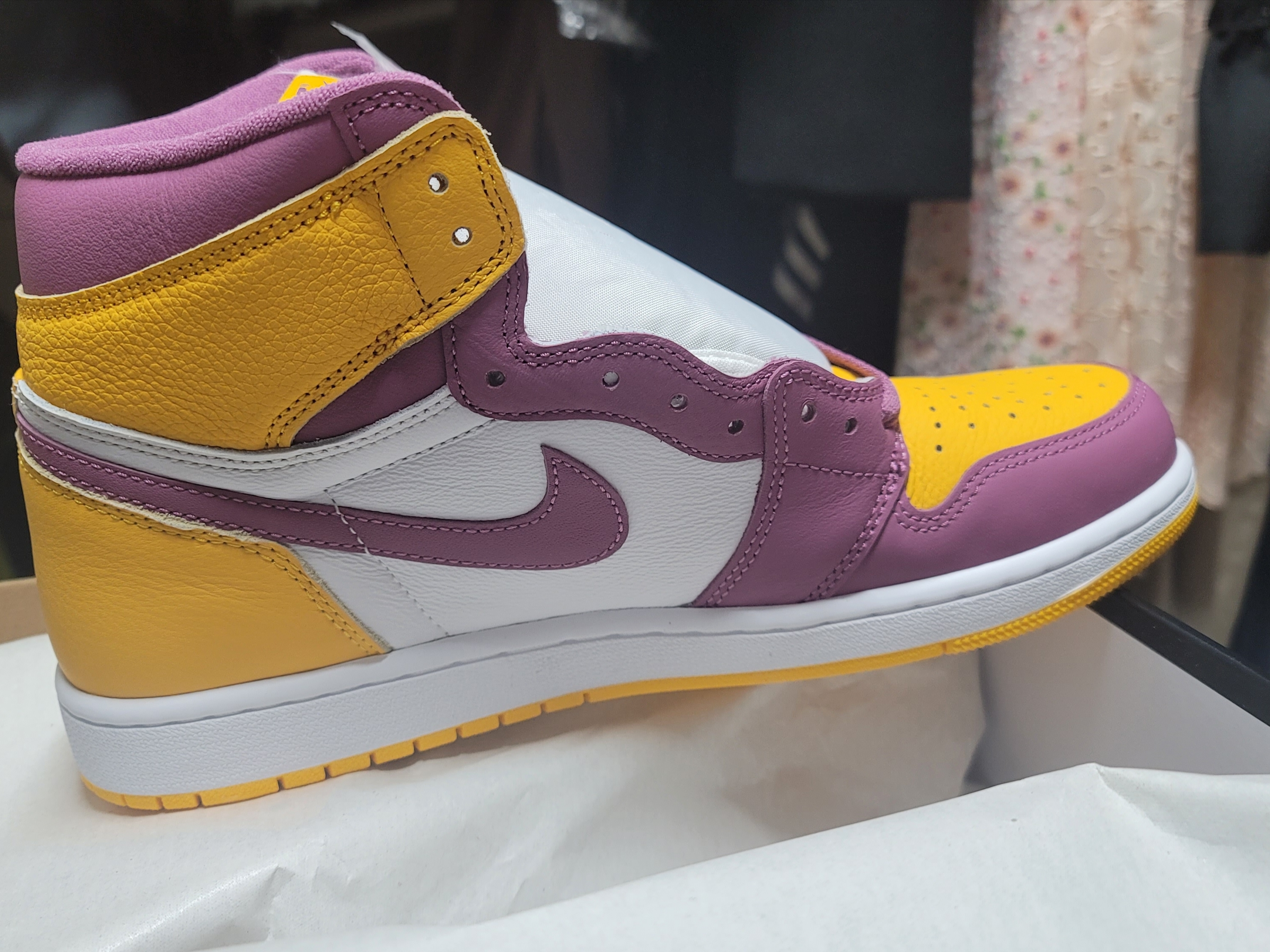 Jordan 1 Retro High OG University Gold Light Bordeaux 착용 스타일