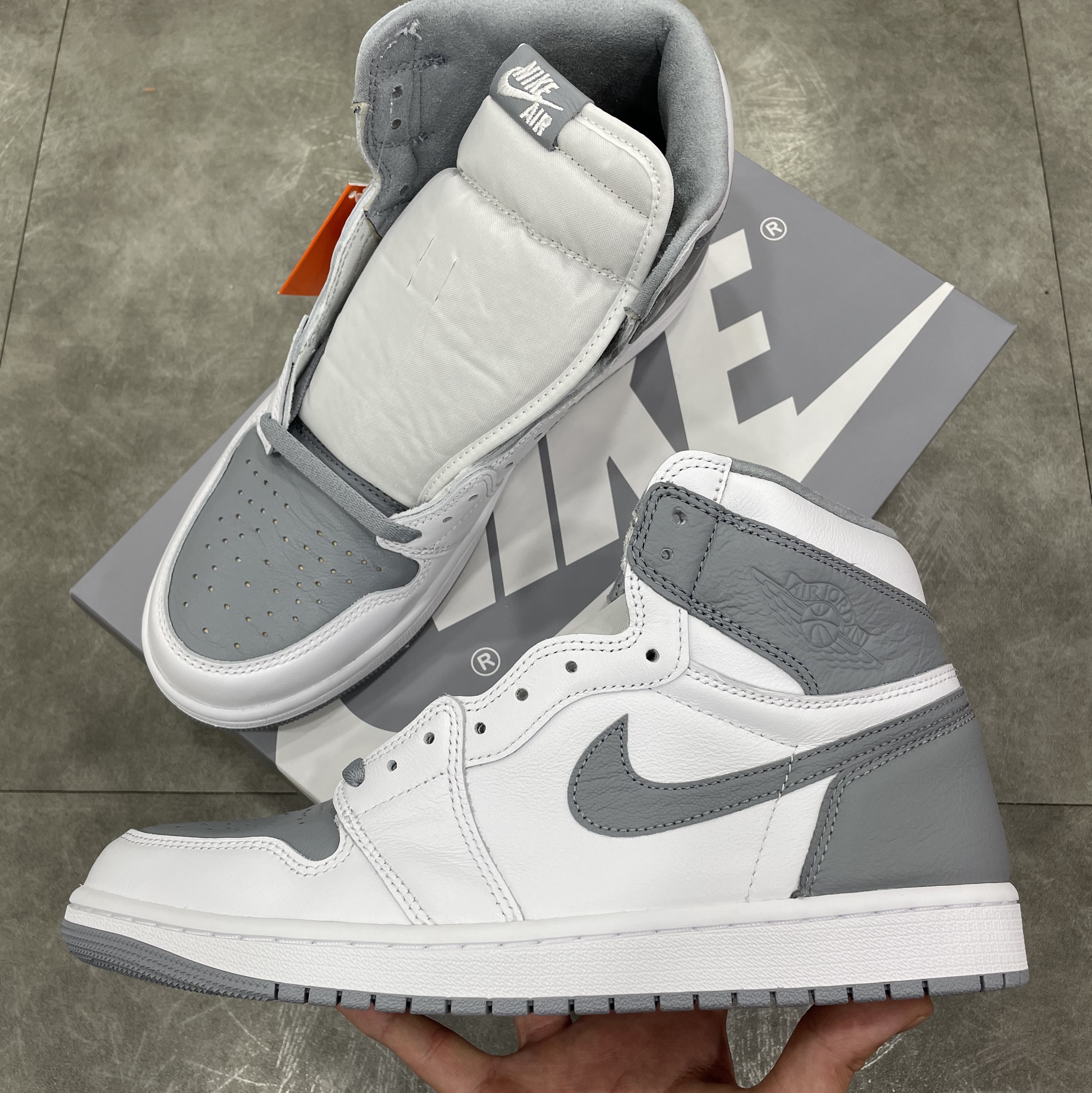 Jordan 1 Retro High OG Stealth 착용 스타일