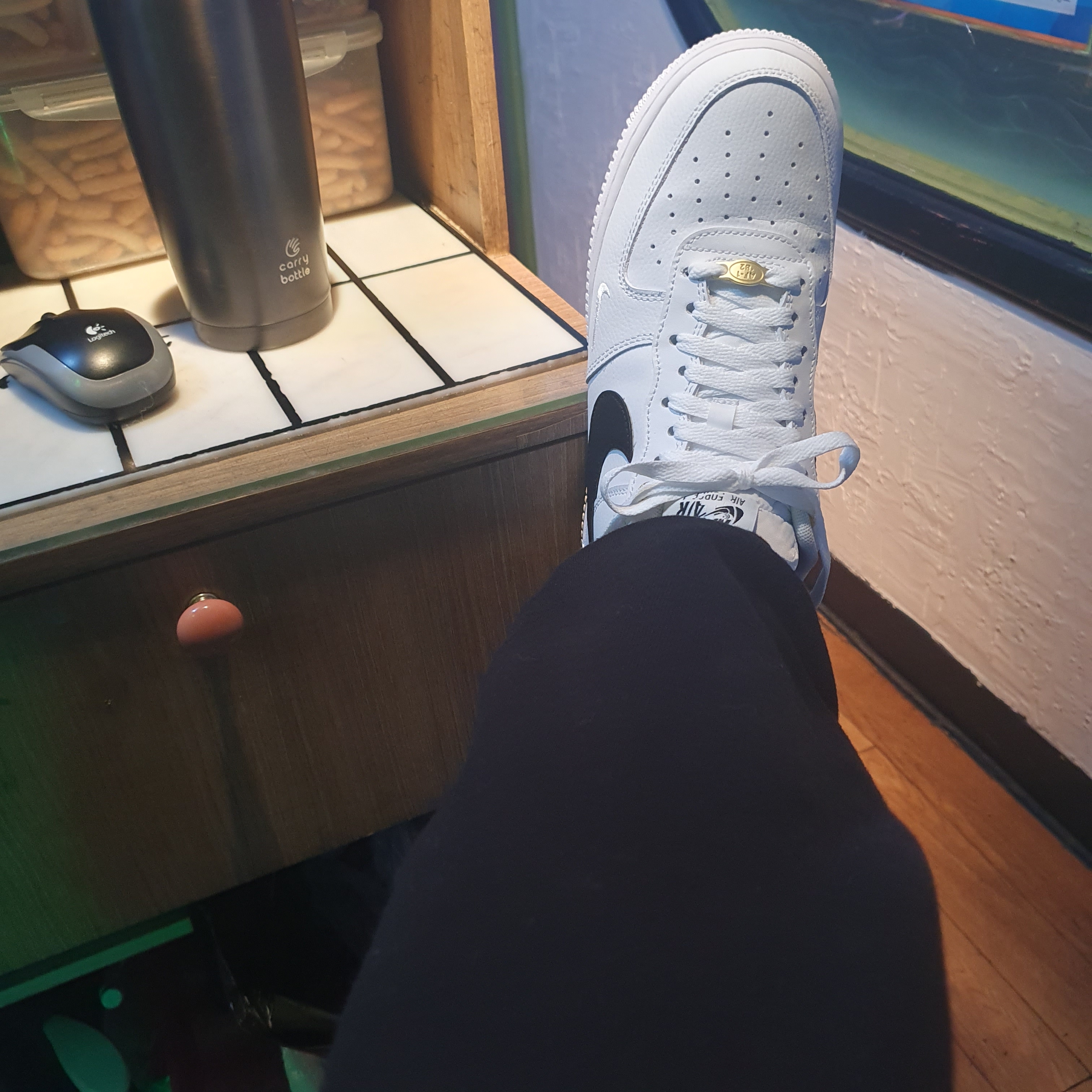 Nike Air Force 1 '07 LV8 40th Anniversary Join Forces White Black 착용 스타일 - 1