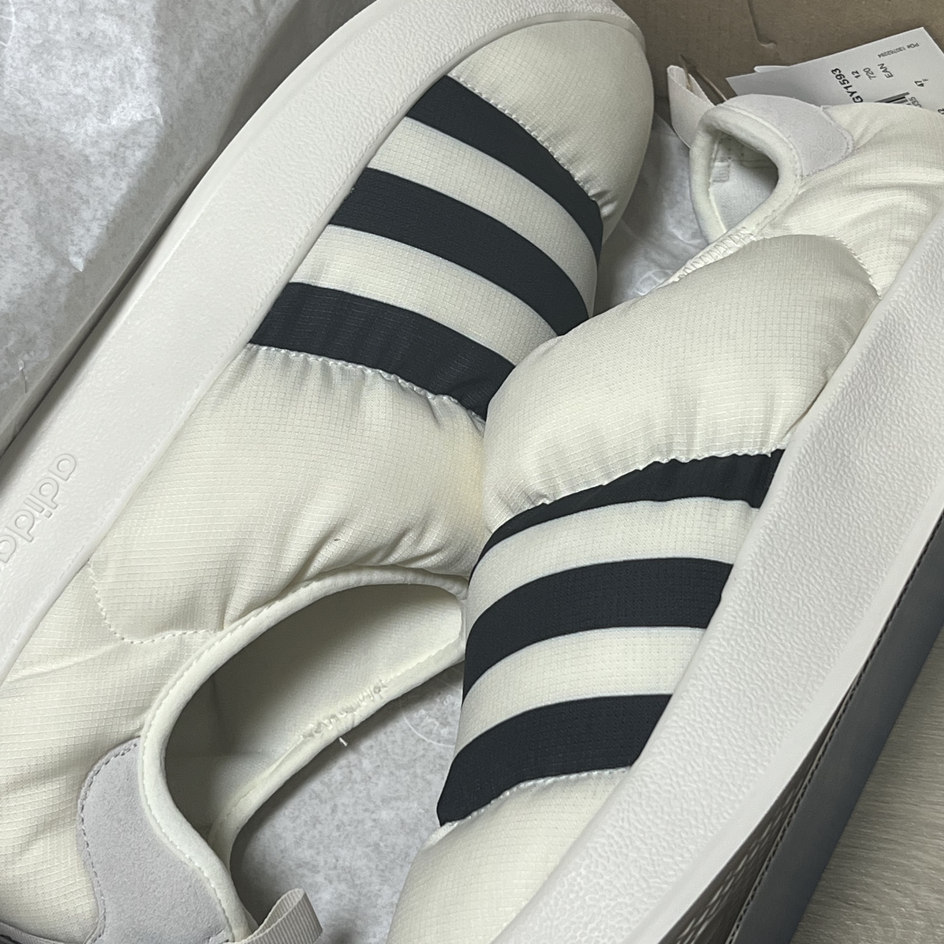 Adidas Puffylette Off White 착용 스타일