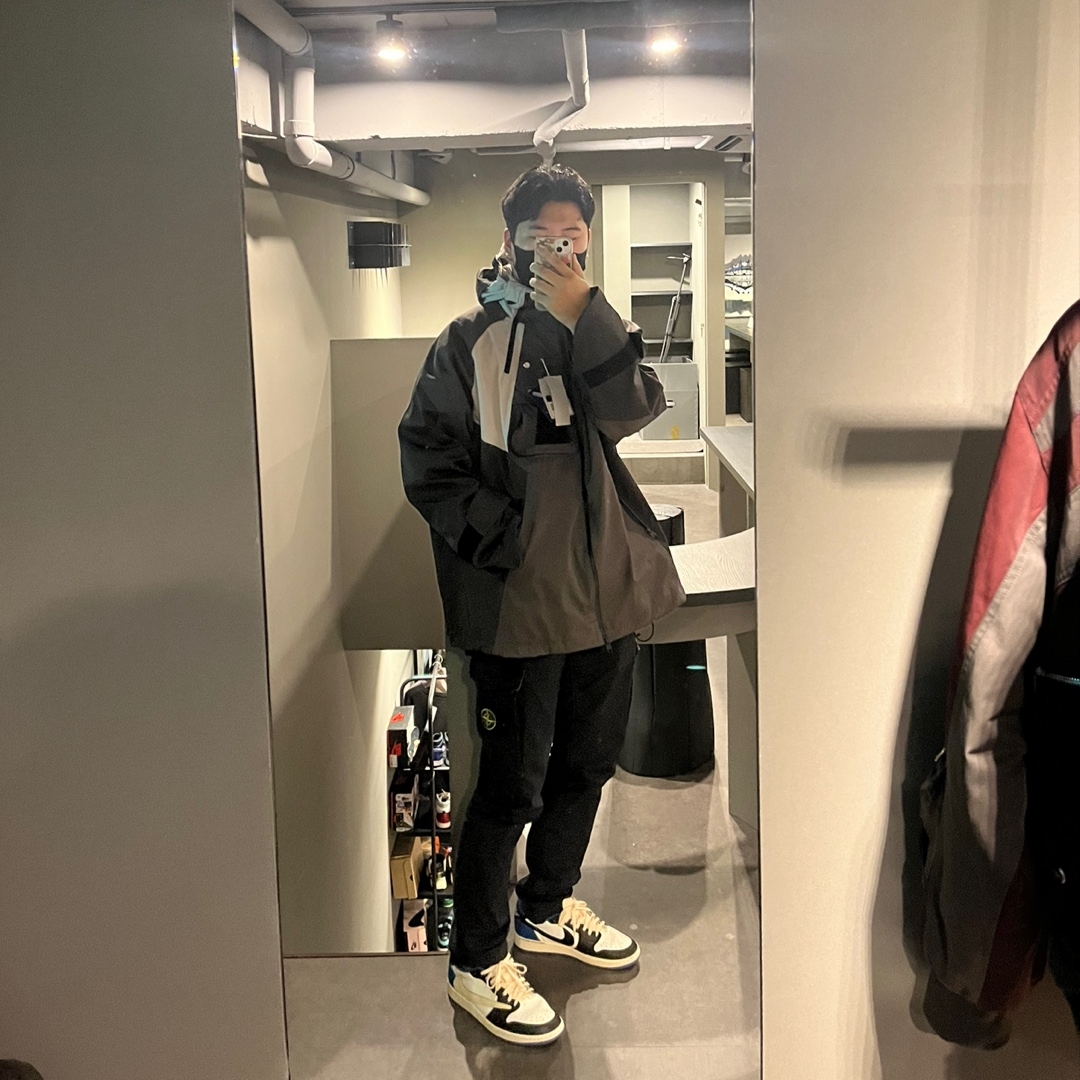 Undermycar Kame Multi Zip Turtle Shell Parka Driftwood - 22FW, Jordan 1 x Travis Scott x Fragment Retro Low OG SP Military Blue 착용 스타일