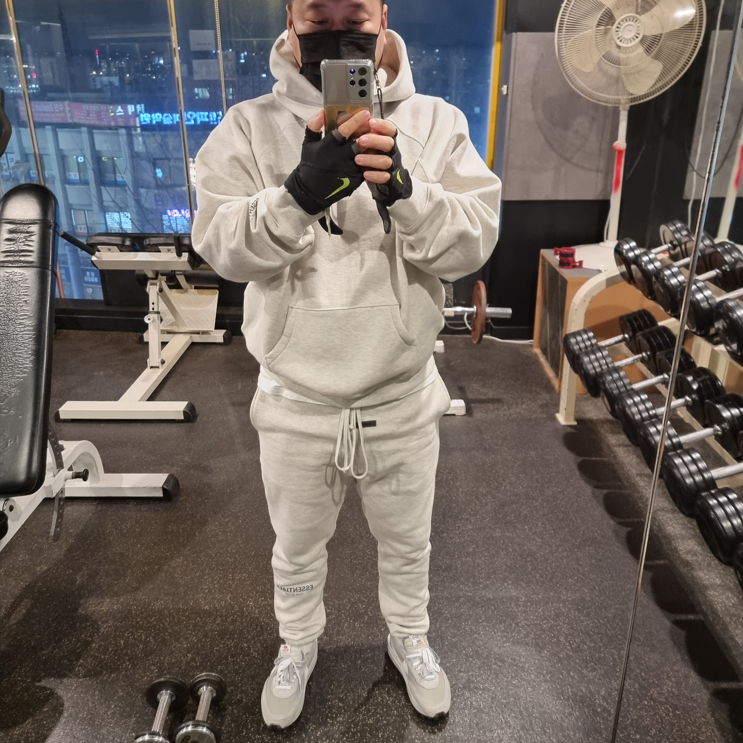 Nike x Sacai x Fragment LDWaffle Light Smoke Grey, Essentials The Core Collection Hoodie Light Oatmeal 착용 스타일