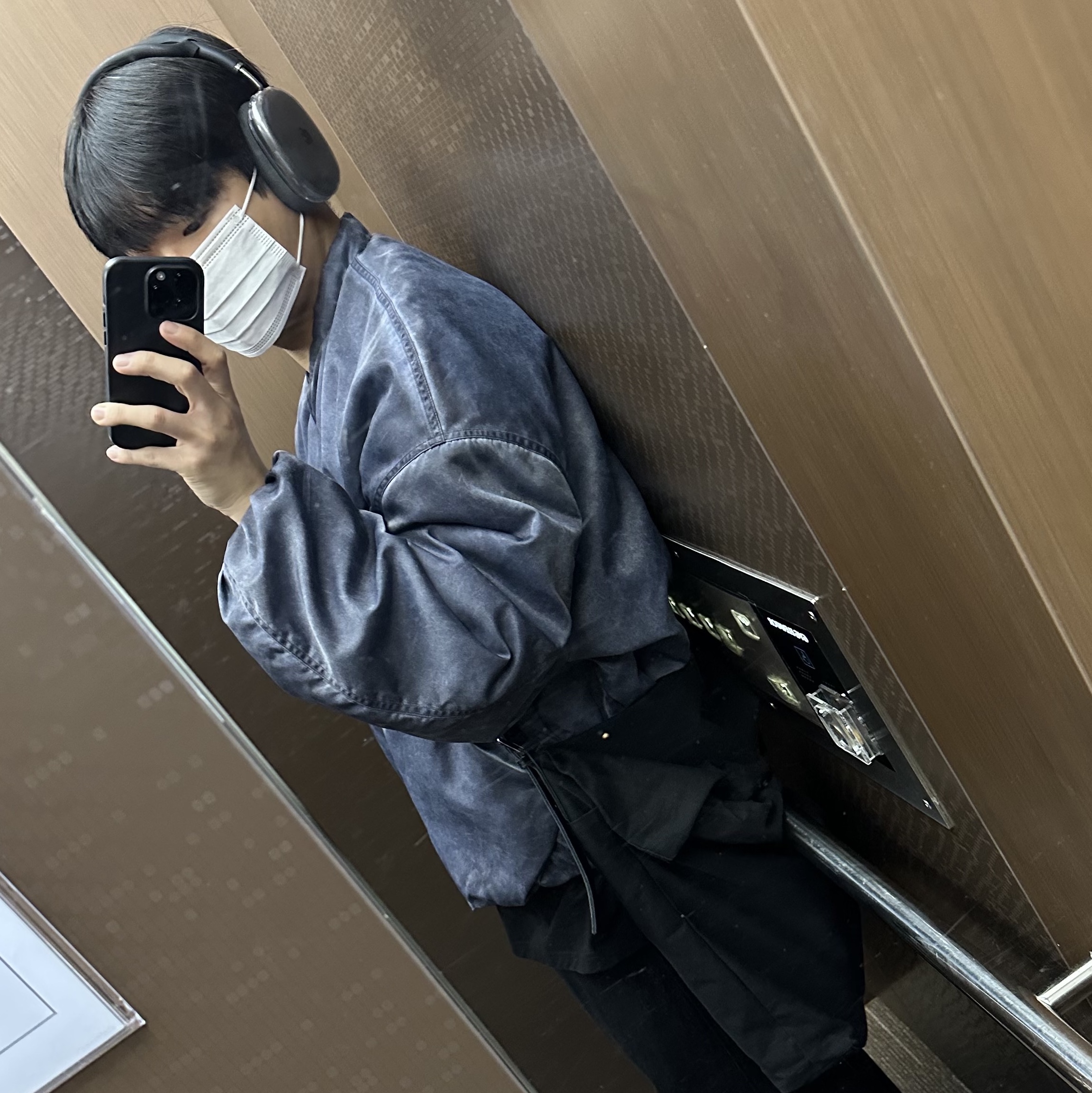 Nonnod x Undermycar Esker Jacket Crown Blue, Apple AirPods Max Lightning Space Gray (Korean Ver.) 착용 스타일 - 2