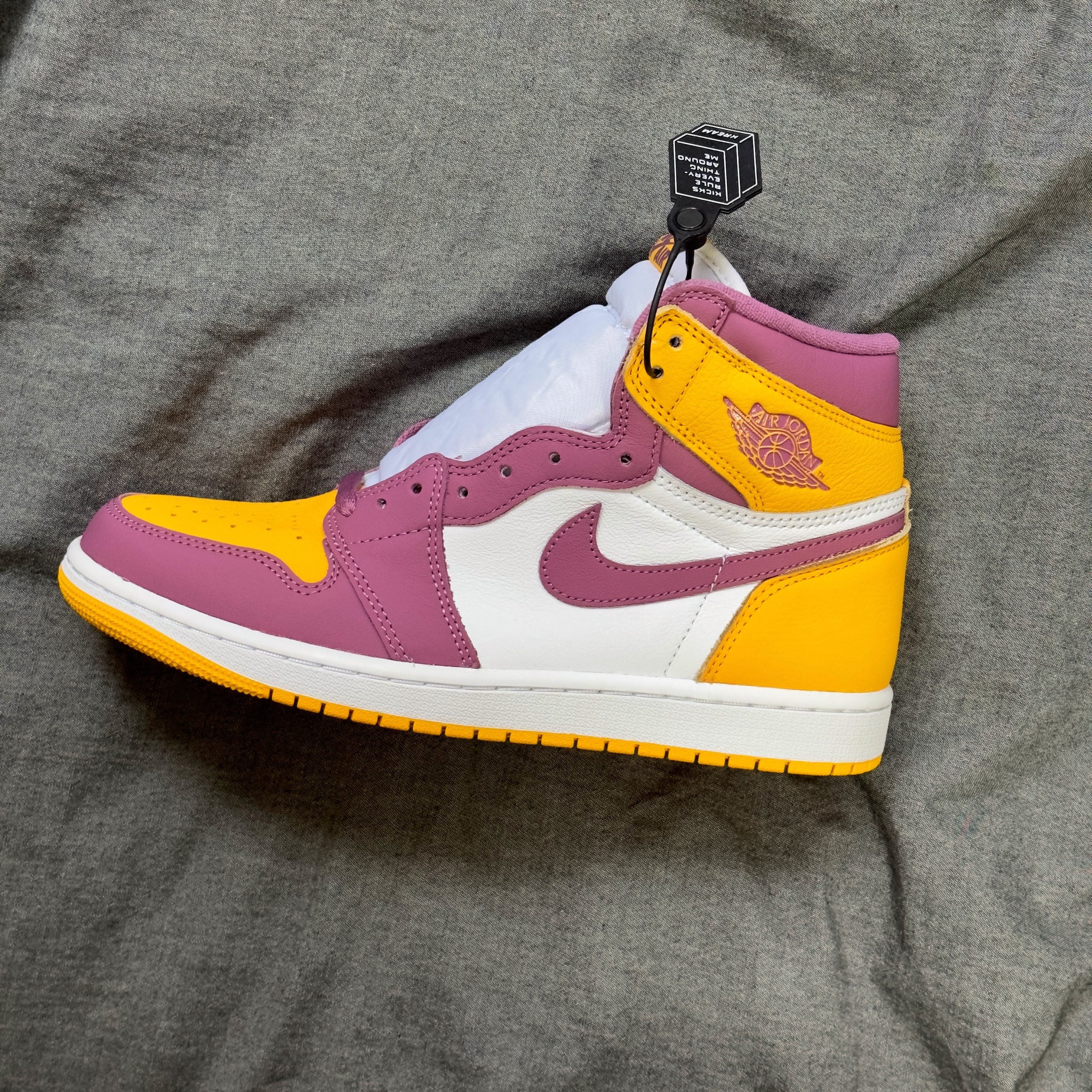 Jordan 1 Retro High OG University Gold Light Bordeaux 착용 스타일 - 2