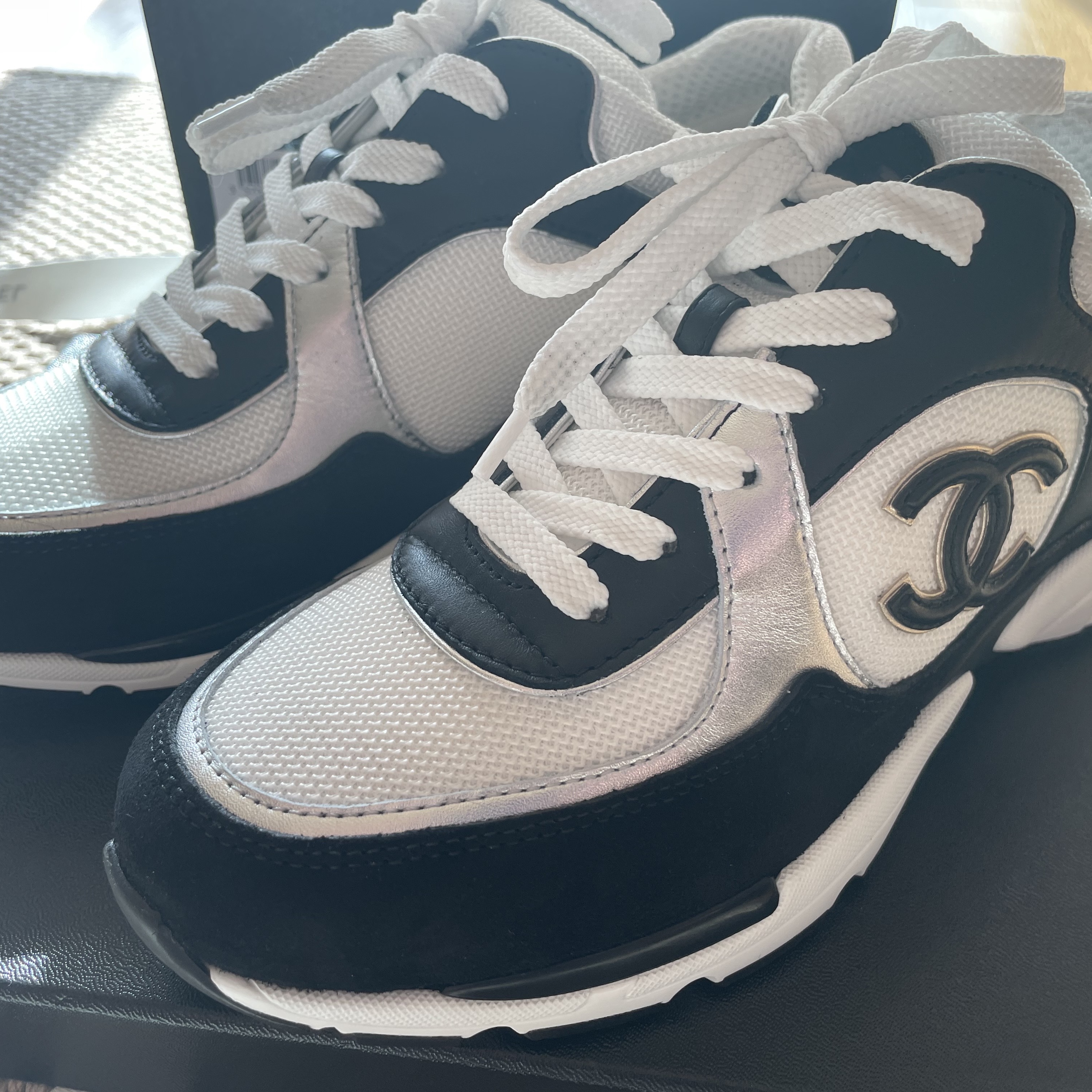 (W) Chanel Sneakers Calfskin Fabric & Black White Silver 착용 스타일