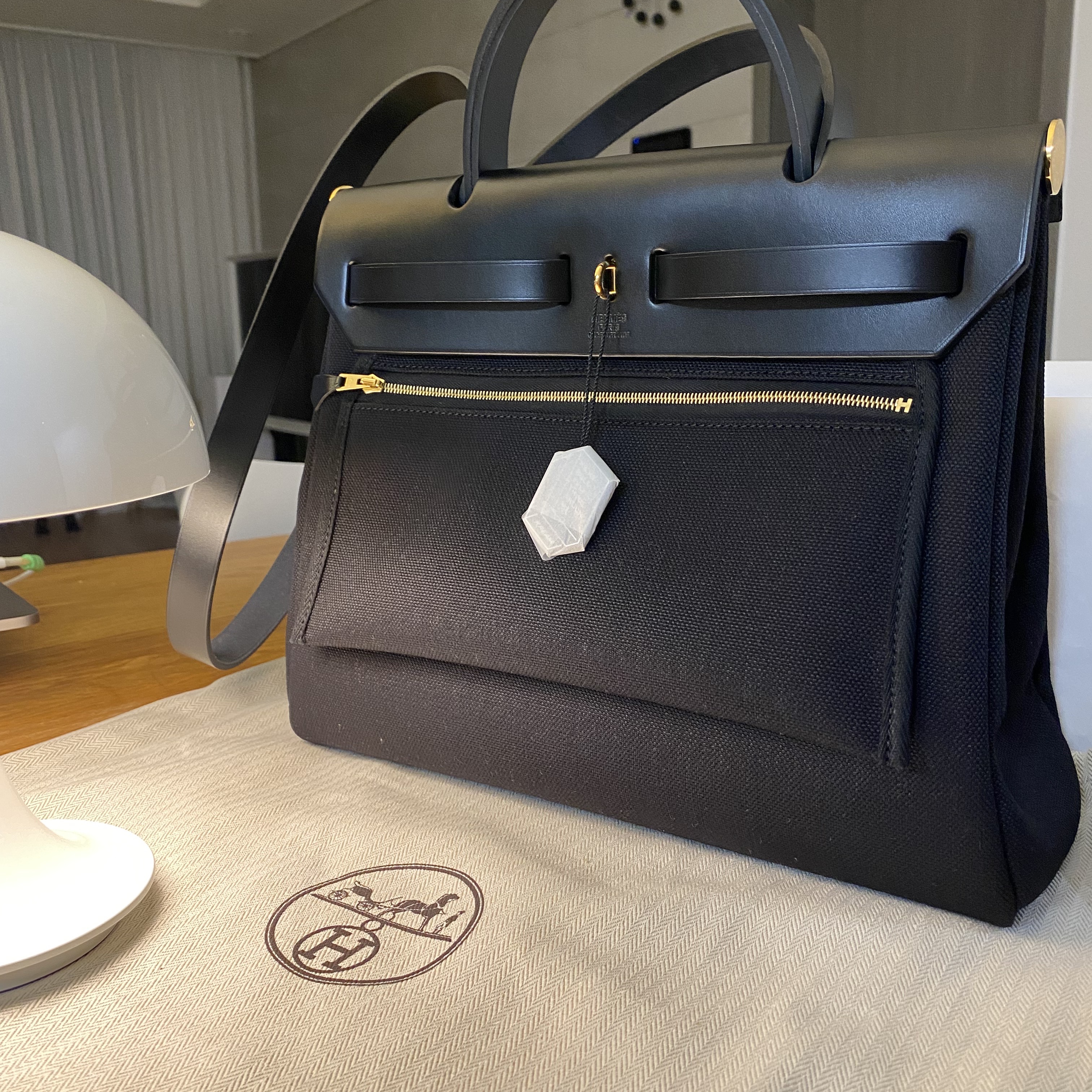 Hermes Herbag Zip 31 Bag Retourne & Gold Noir 착용 스타일 - 2