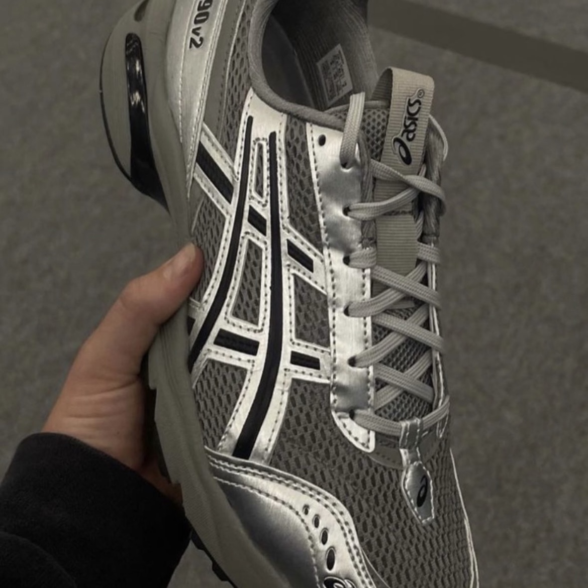 Asics x Freja Wewer Gel-1090 V2 Clay Grey Pure Silver 착용 스타일 - 1