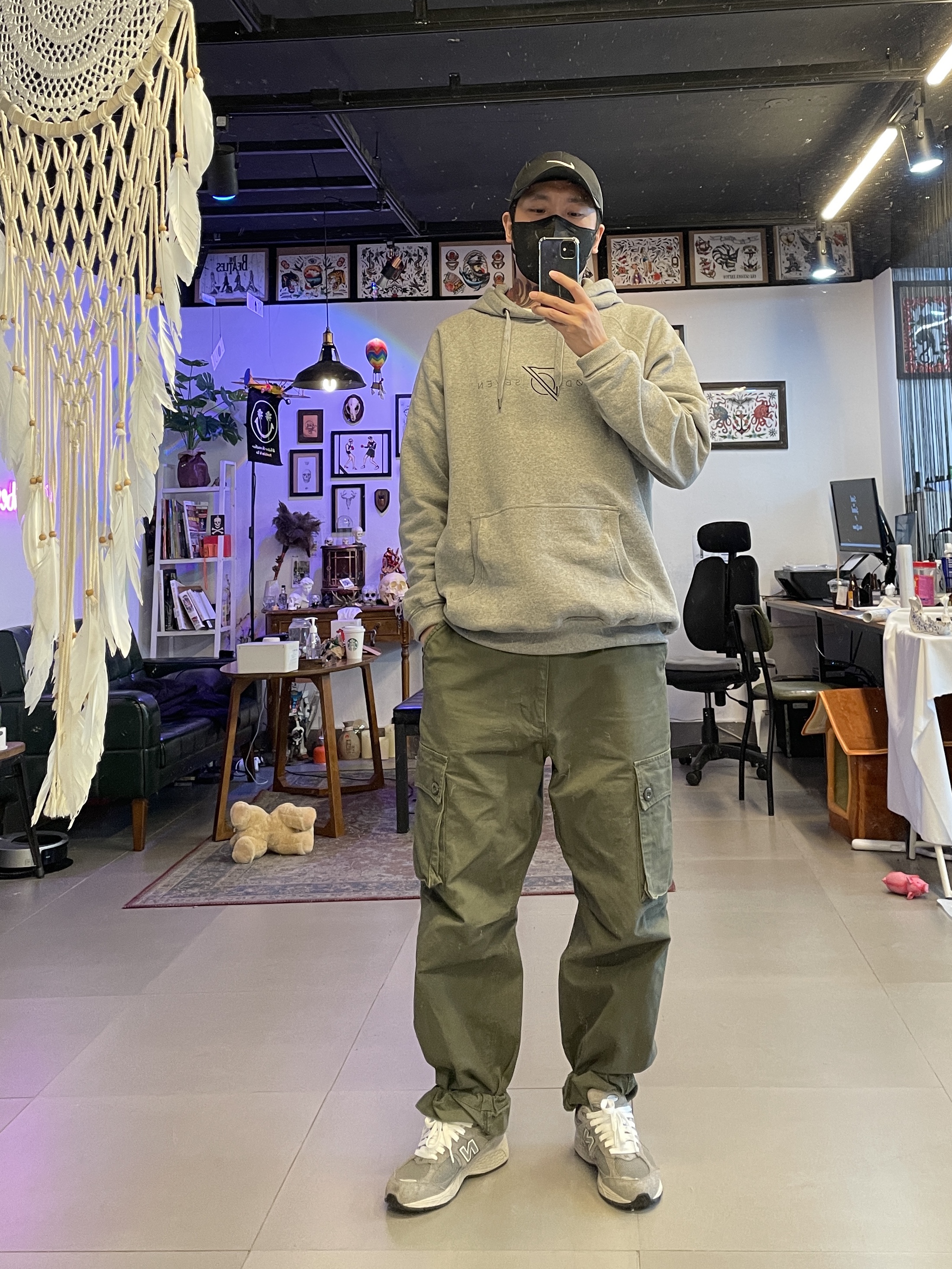 New Balance 2002R Grey 착용 스타일